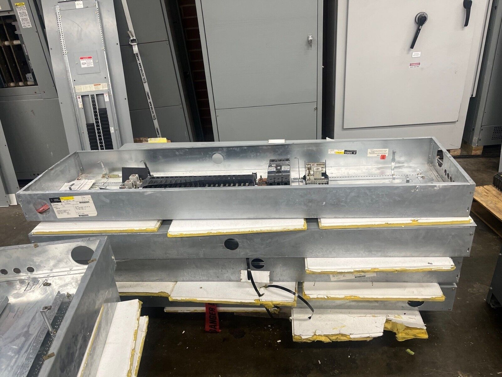 GE AEF3424MBX Panelboard 400A 480/277V 3PH 4W Indoor Encl 42Cir MLO SFHA36AT0250 P573 Used