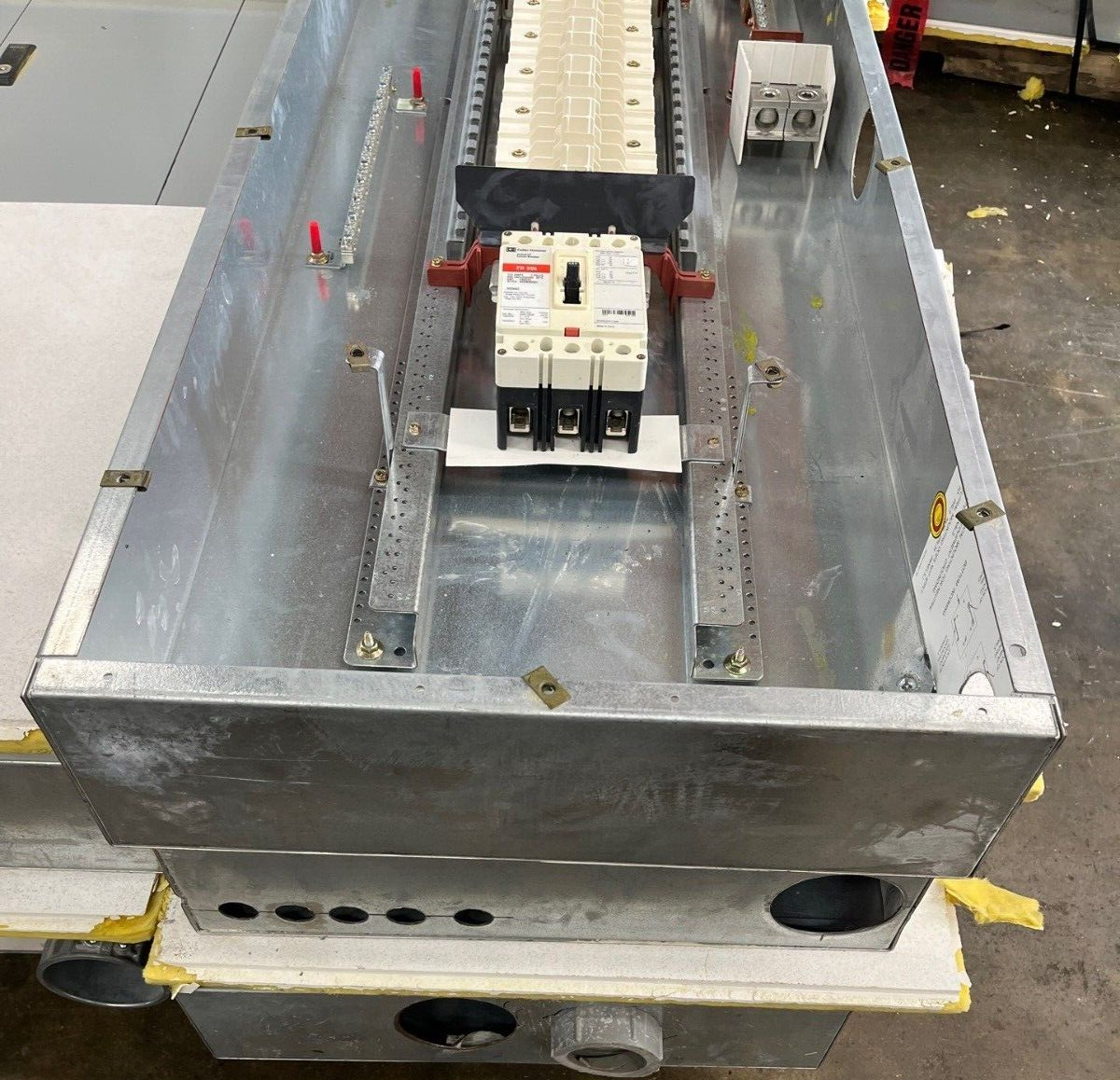 Cutler Hammer PRL2A Panelboard 400A 277/480V 3PH 42 Cir Indoor Encl FD3225 MLO P579 Used