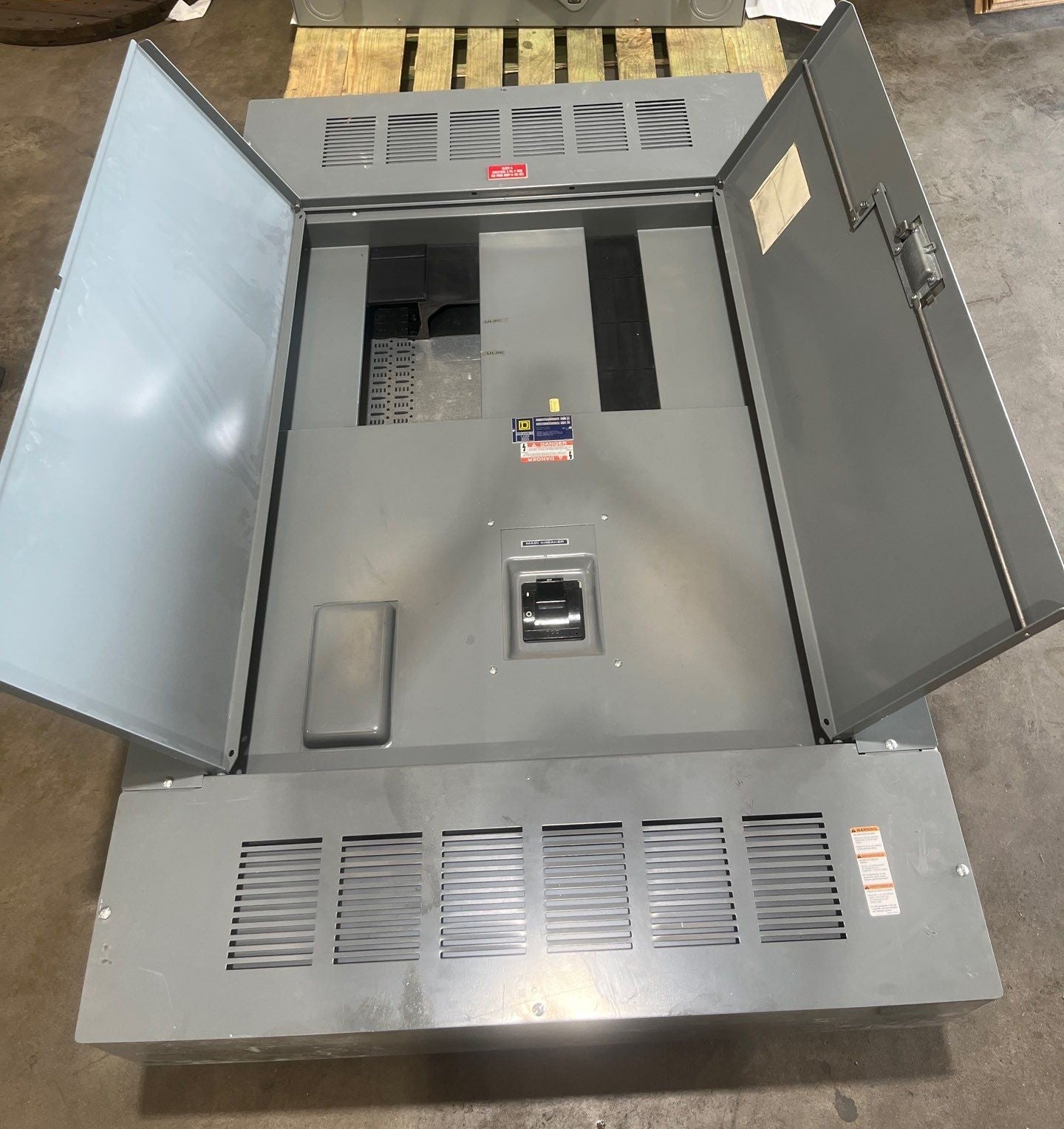 Square D I-Line Panelboard 800A 208/120V 3PH 4W MCB Panel 800 Amp 24Cir MAP36800 Used