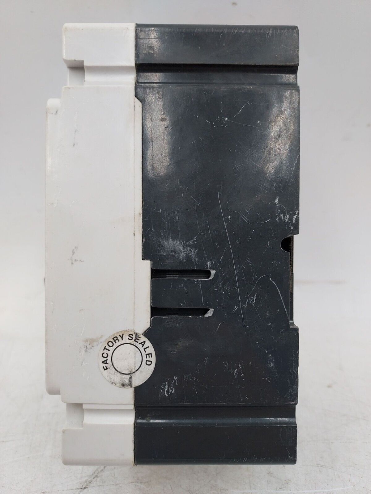 EATON HFD3015BP10 Circuit Breaker 15A 3P 600V 15 Amp 65k 3 POLES BOLT ON Used