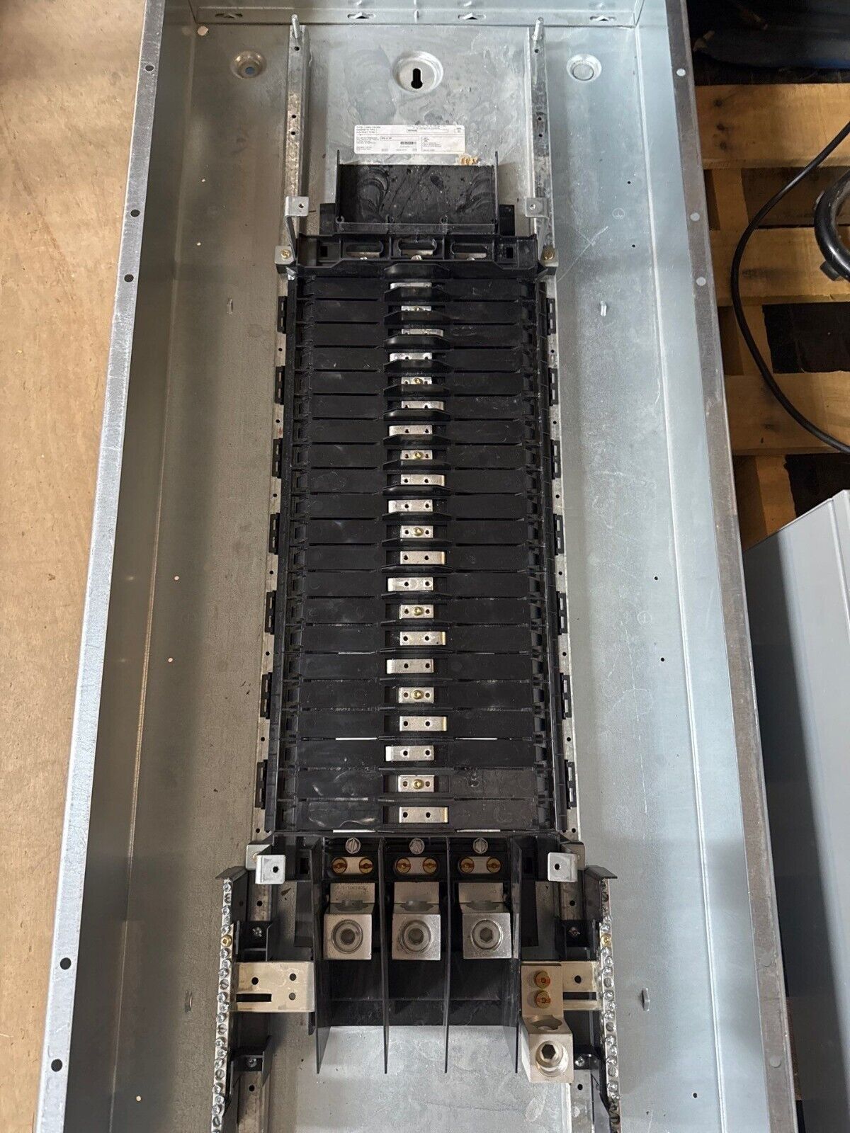 Square D NF442L4C NF Panelboard 400A 600Y/347V 3PH 4W 42 Cir Indoor Encl MLO P657 New