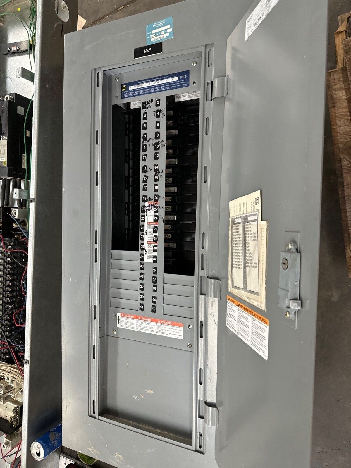 Square D NF Panelboard 250A 600V 3PH 4W Main Lug Panel Indoor Encl 42 Circuit P363 Used