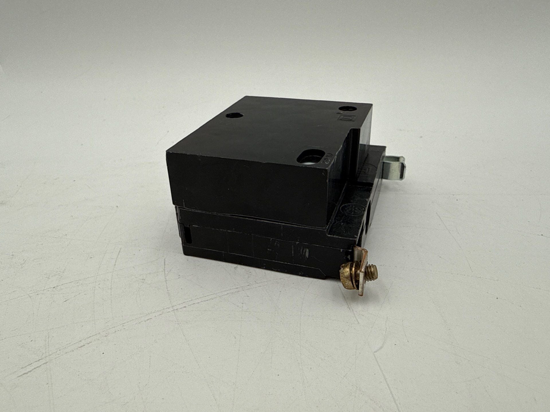 Square D QOB1151021 Circuit Breaker 15A 1P 120/240V QOB 15 Amp Shunt Trip Used