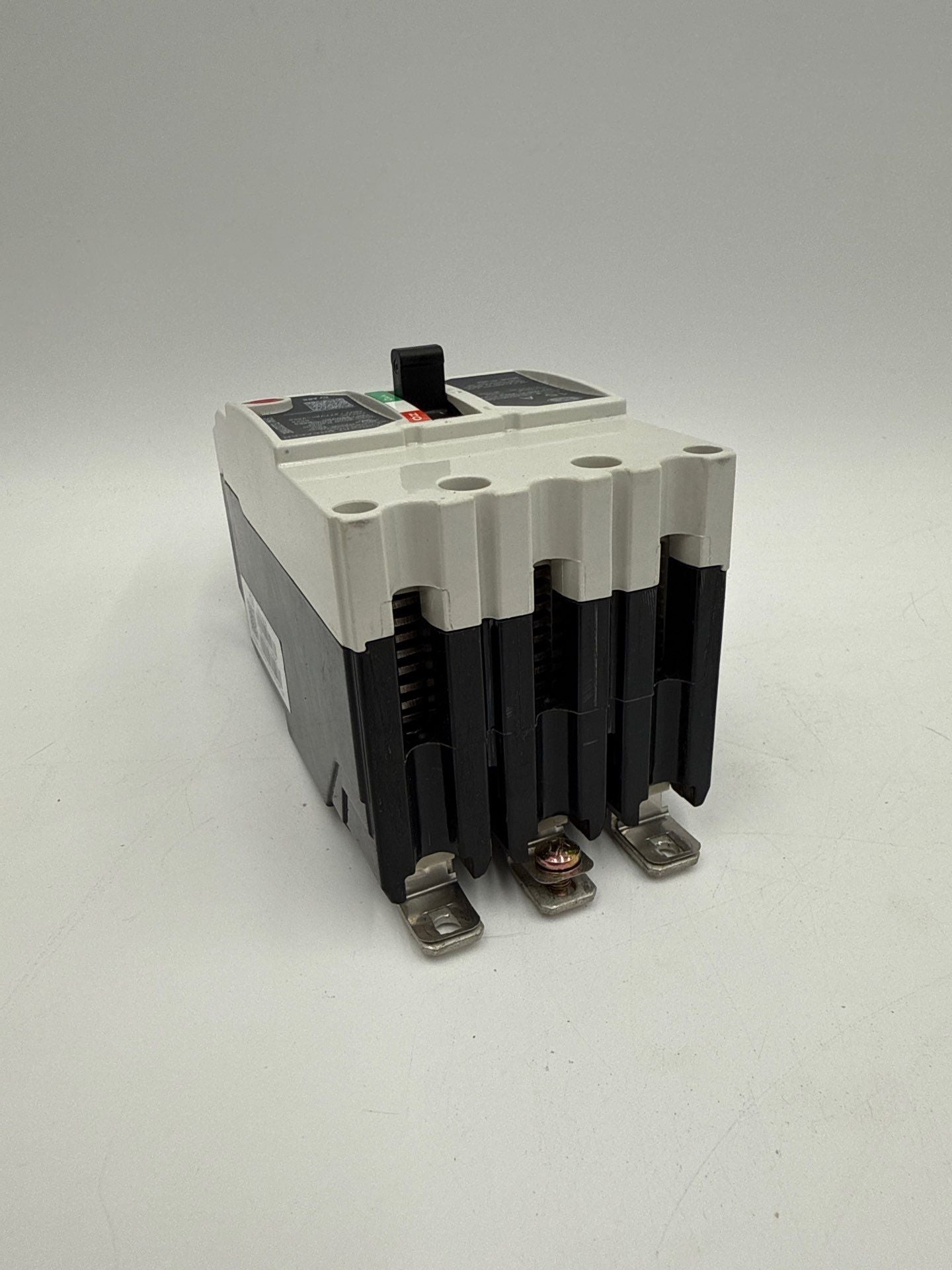 GE TEYD3015B Circuit Breaker 15A 3P 480/277V 3PH TEYD 15 Amp 3 Pole Bolt On Used