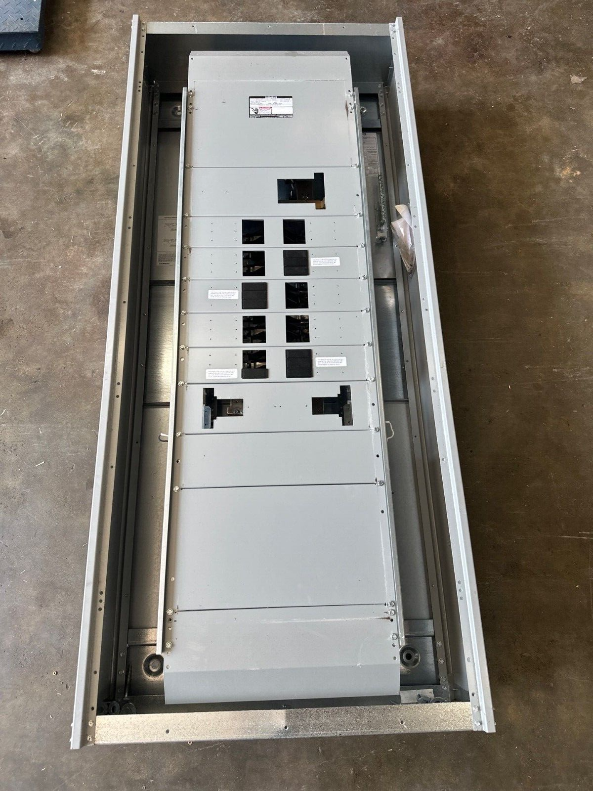 Siemens P4E75J1400ETS P4 Panelboard 400A 480/277V 3PH 4W 30 Cir Indoor Encl MCB P025-NS New