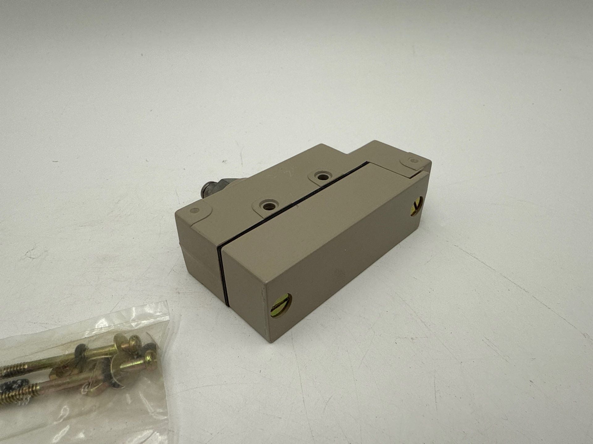 Omron ZE-Q-2S Plunger Style Limit Switch SPDT 15A 480V New