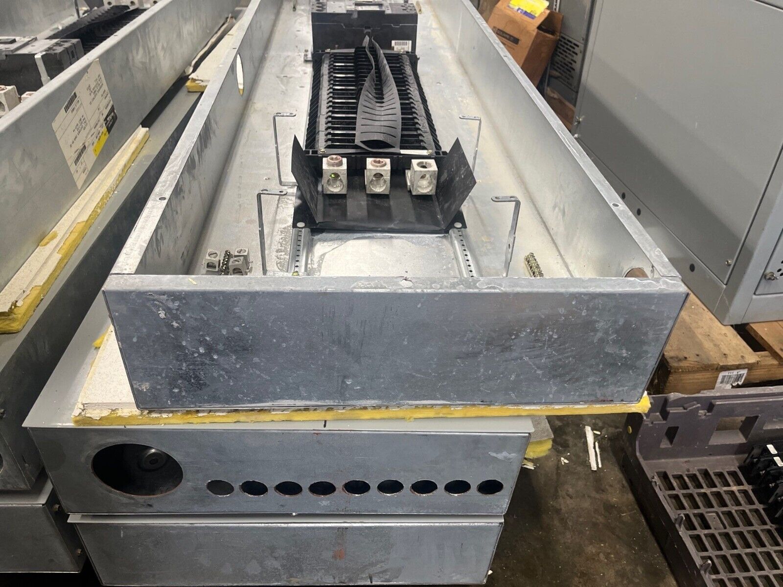 GE AEF3424MBX Panelboard 400A 480/277V 3PH 4W Indoor Encl 42Cir SFHA36AT0250 MLO P582 Used