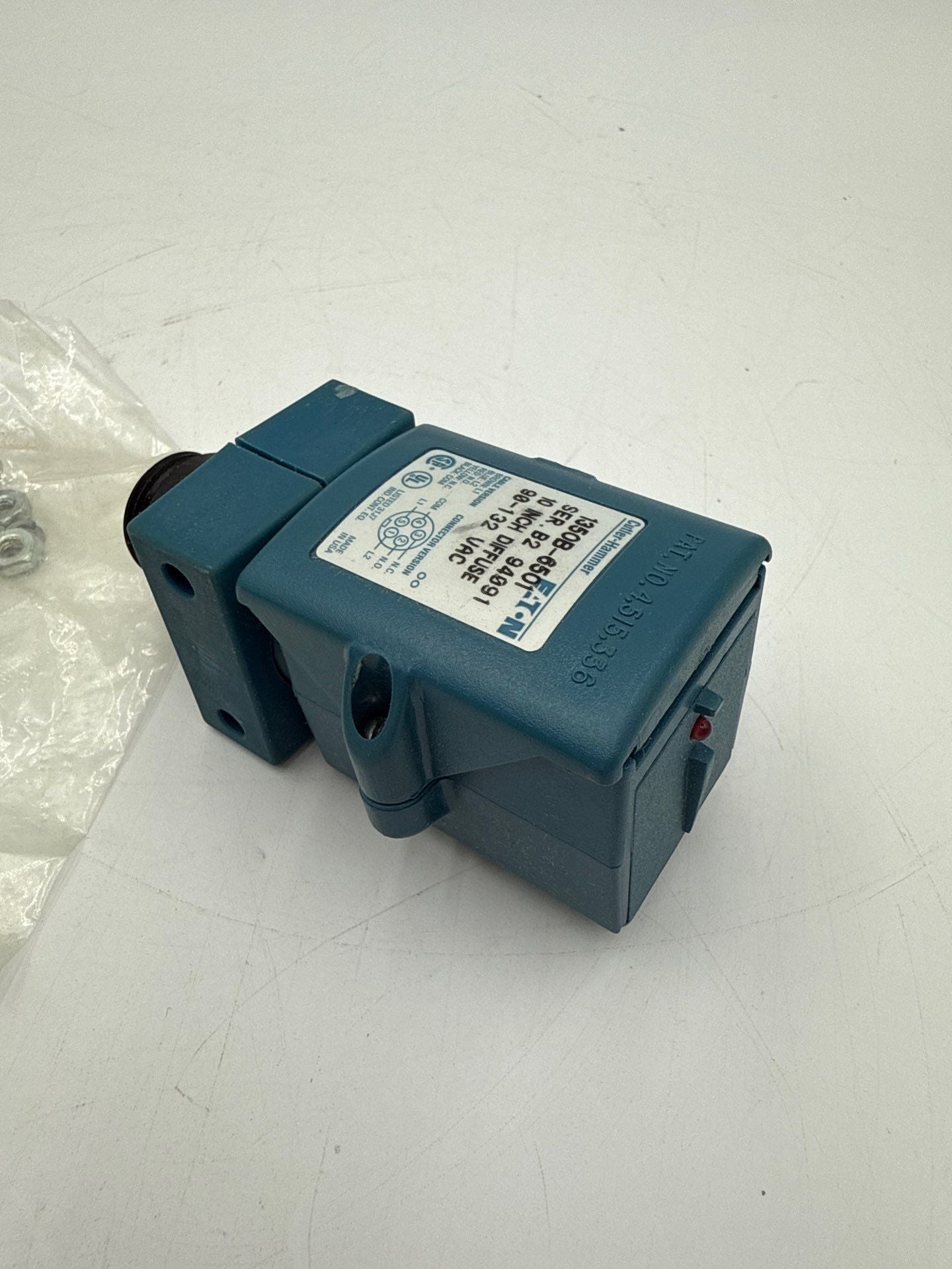 Eaton 1350B-6501 Ser B2 Photoelectric Connector 90-132V 10in Diffuse Reflective New