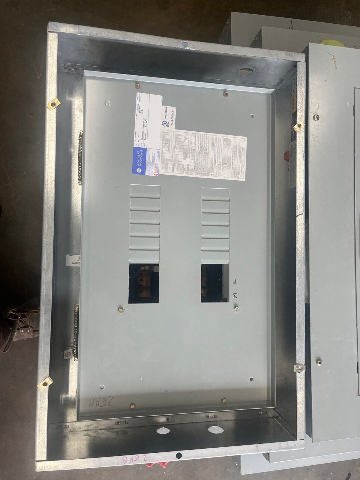 GE AEF3181MTX Panelboard 125A 480/277V 3PH 4W Indoor Encl 18 Circuit MLO AB31B P605 Used