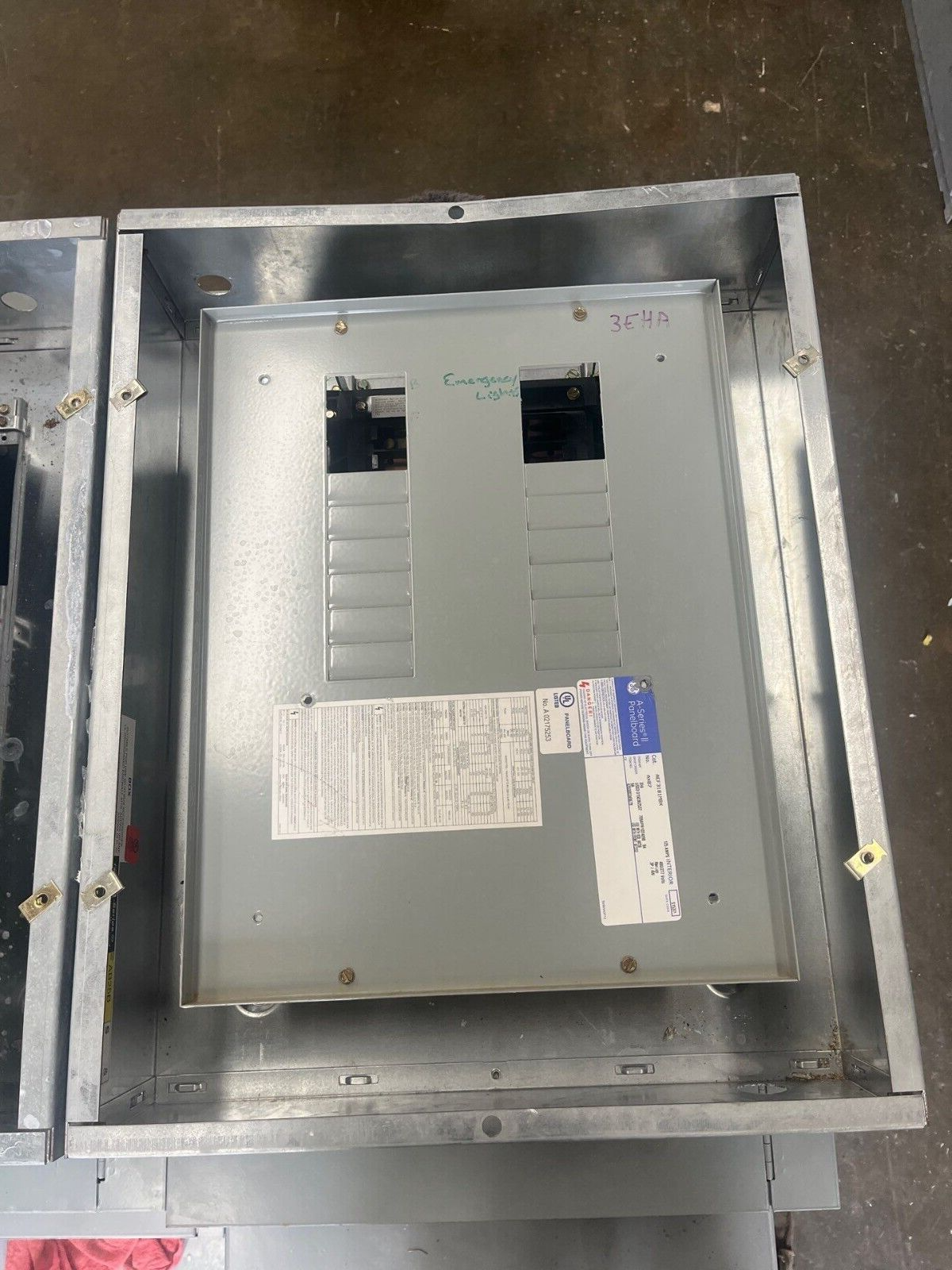 GE AEF3181MBX Panelboard 125A 480/277V 3PH 4W Indoor Encl MLO 125 Amp 18 Circuit P606 Used