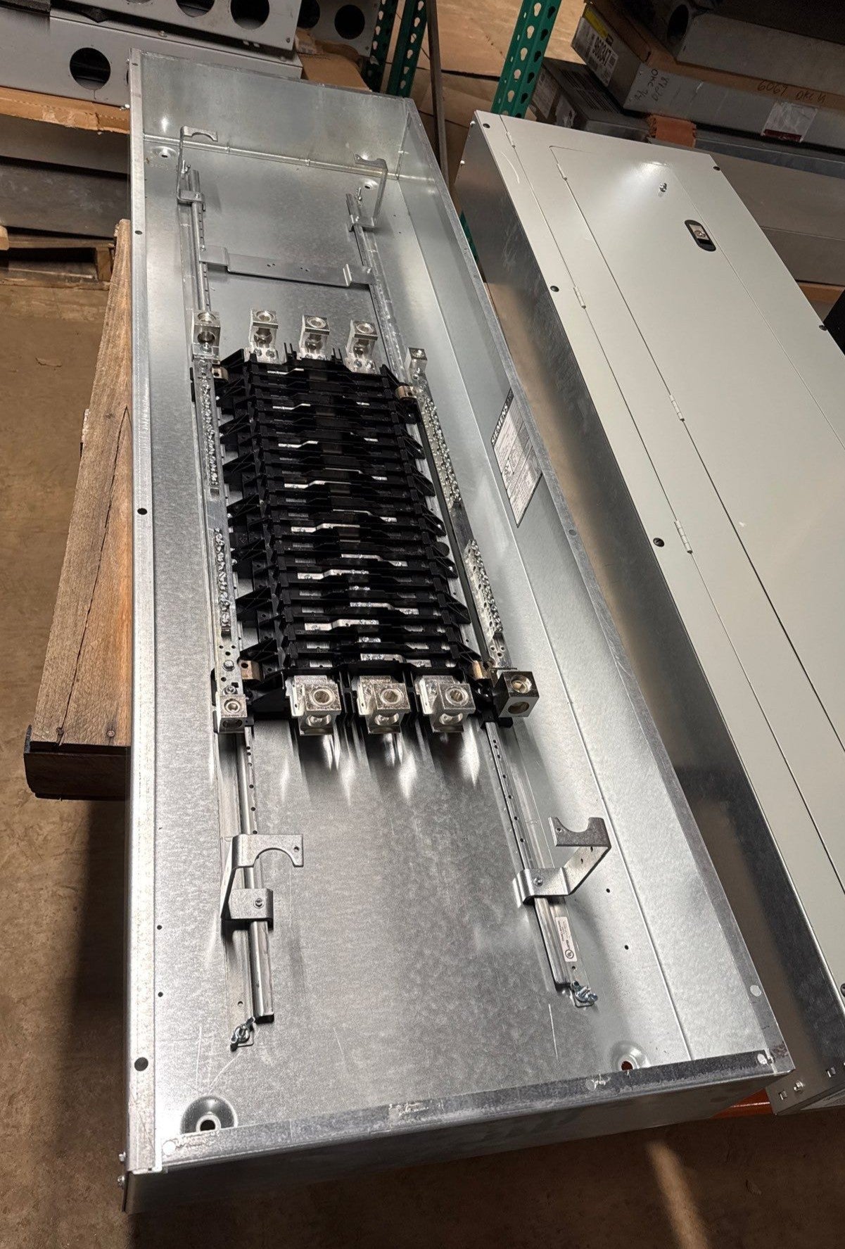 Siemens P1E42ML400ATST Panelboard 400A 480/277V 3PH 4W MLO Panel 400 Amp 42 Cir New