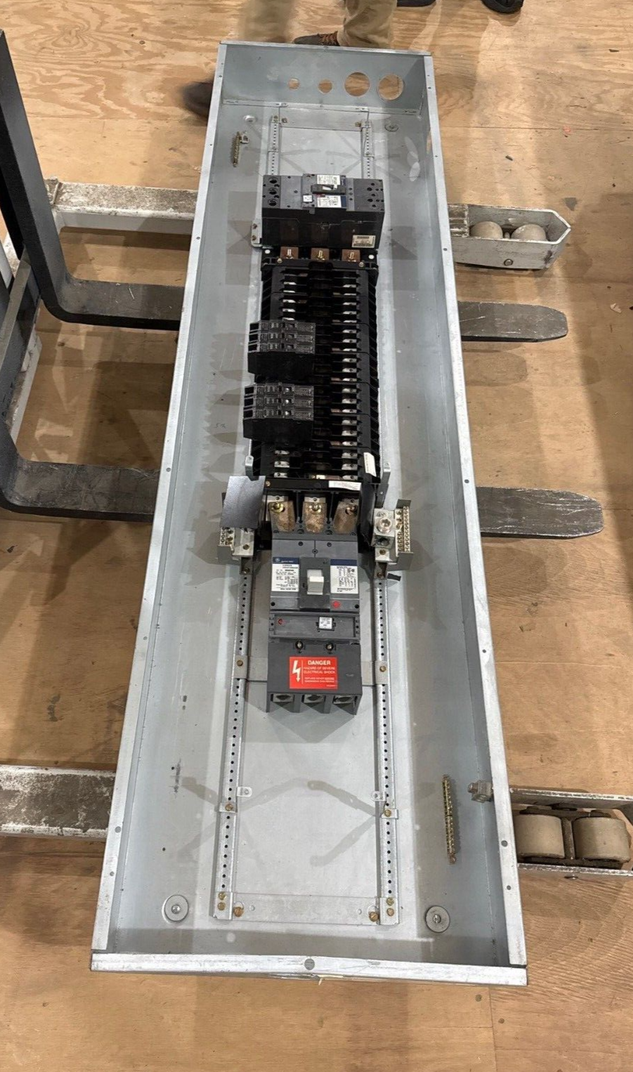 GE AEF3424KBX Panelboard 400A 208/120V 3PH 4W 42Cir Indoor Encl MCB SGHA36AT0400 P240 Used
