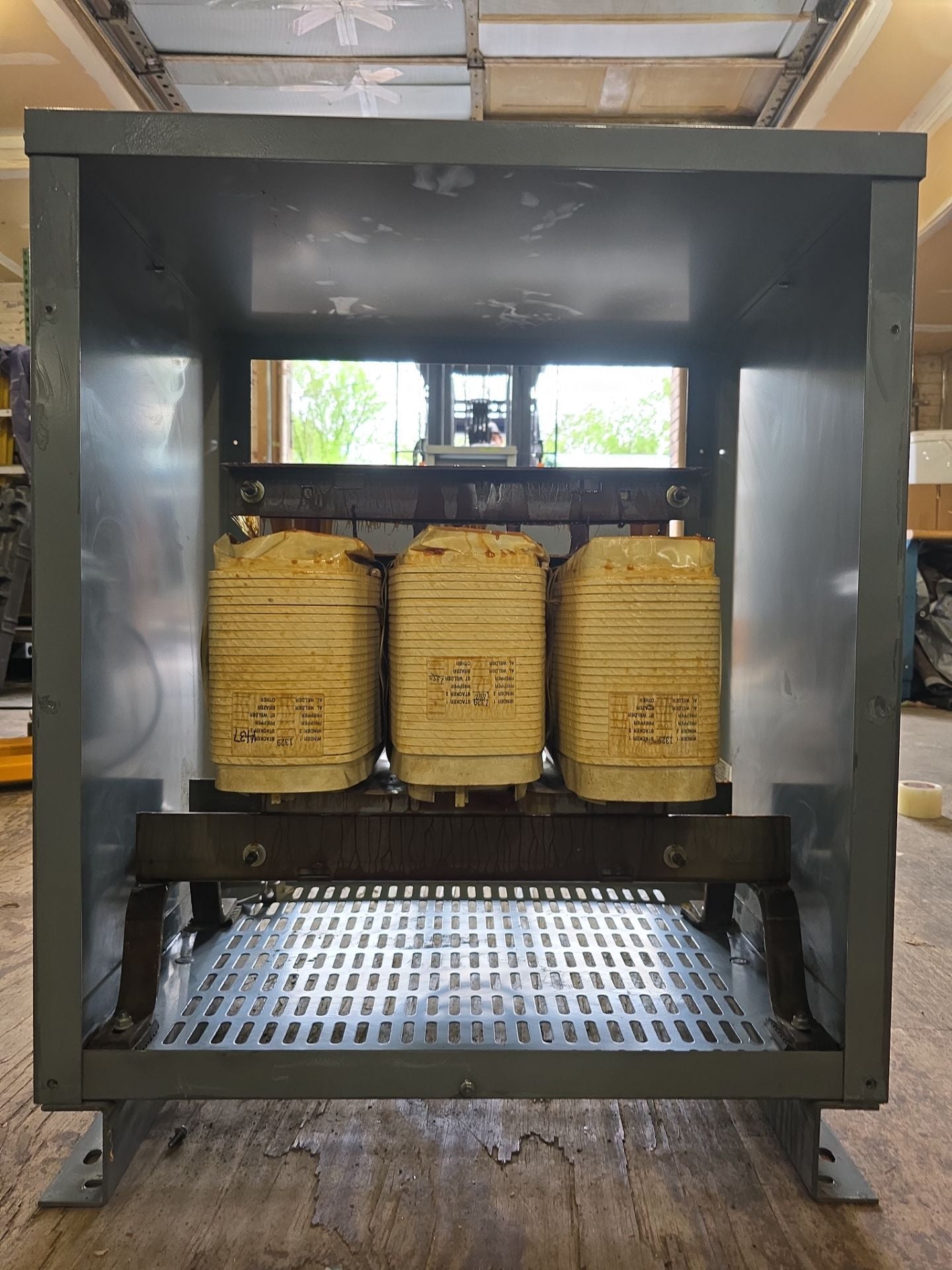 112.5 kVA Square D 112T3H Transformer Pri 480V Sec 208/120V 3PH Indoor Used