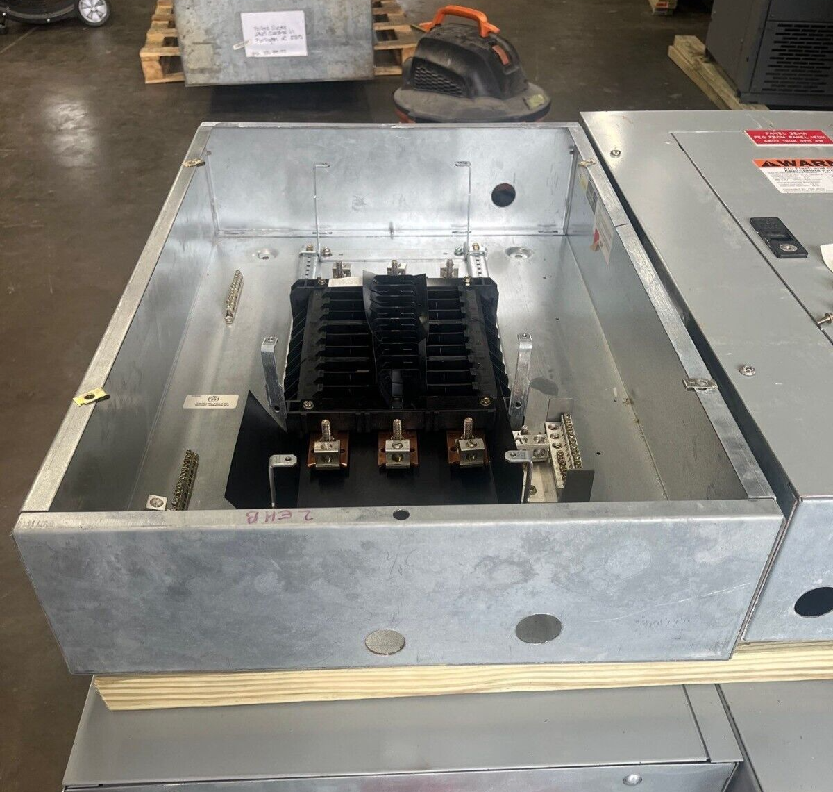 GE AEF3181MTX Panelboard 125A 480/277V 3PH 4W Indoor Encl 18 Circuit MLO AB31B P605 Used