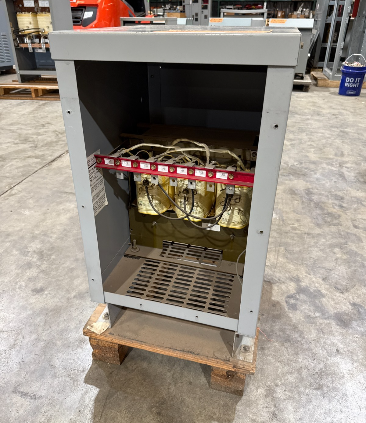 5 KVA Federal Pacific 20296-02 Transformer Pri 600V Sec 240/120V 3PH Indoor Encl New