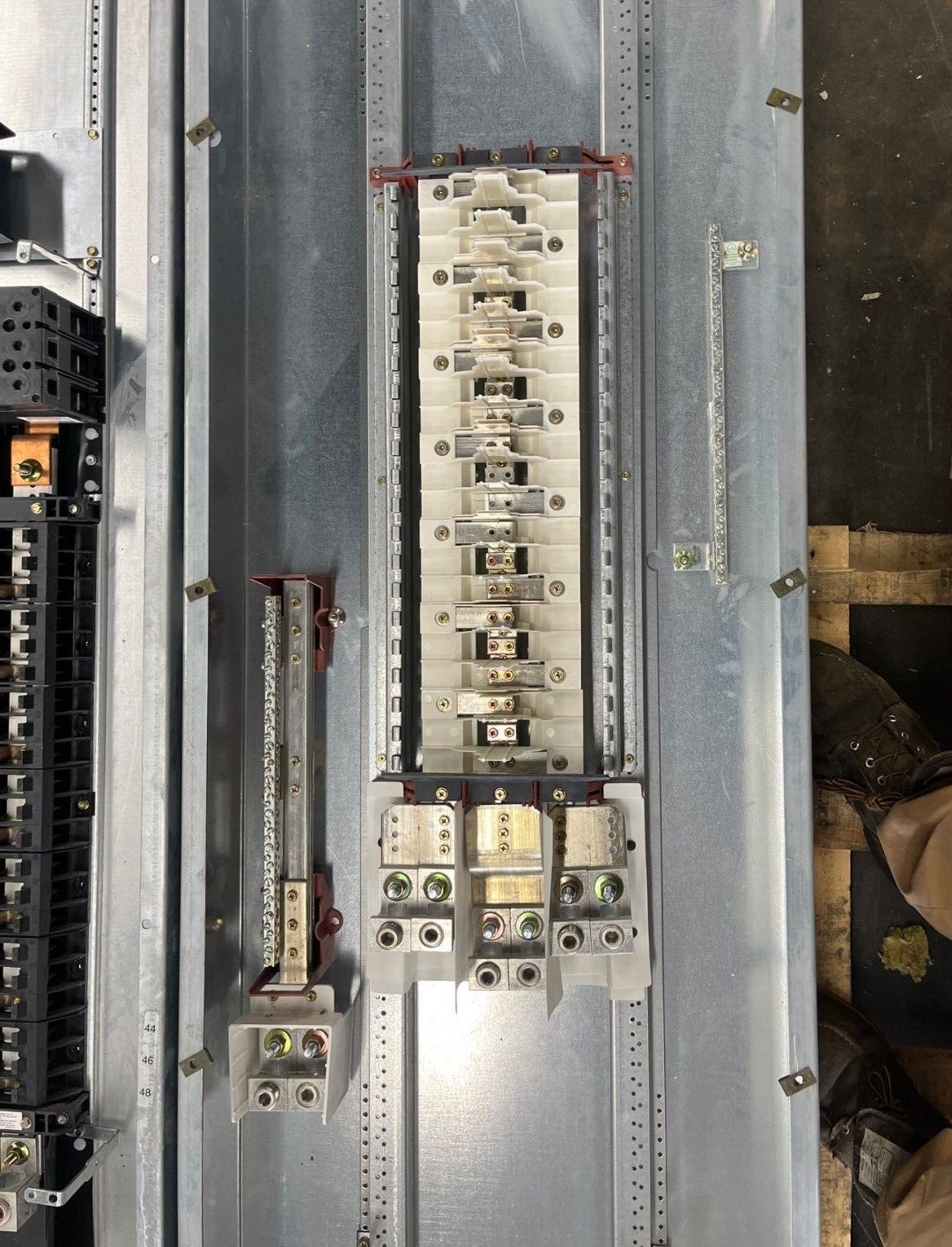 Cutler Hammer PRL2A Panelboard 400A 277/480V 3PH 4W Indoor Encl MLO 42 Circuit P587 Used