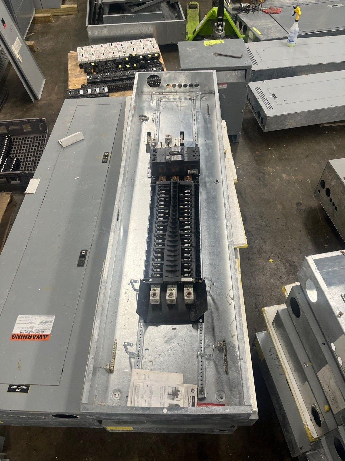 GE AEF3424MBX Panelboard 400A 480/277V 3PH 4W Indoor Encl 42Cir MLO SFHA36AT0250 P573 Used