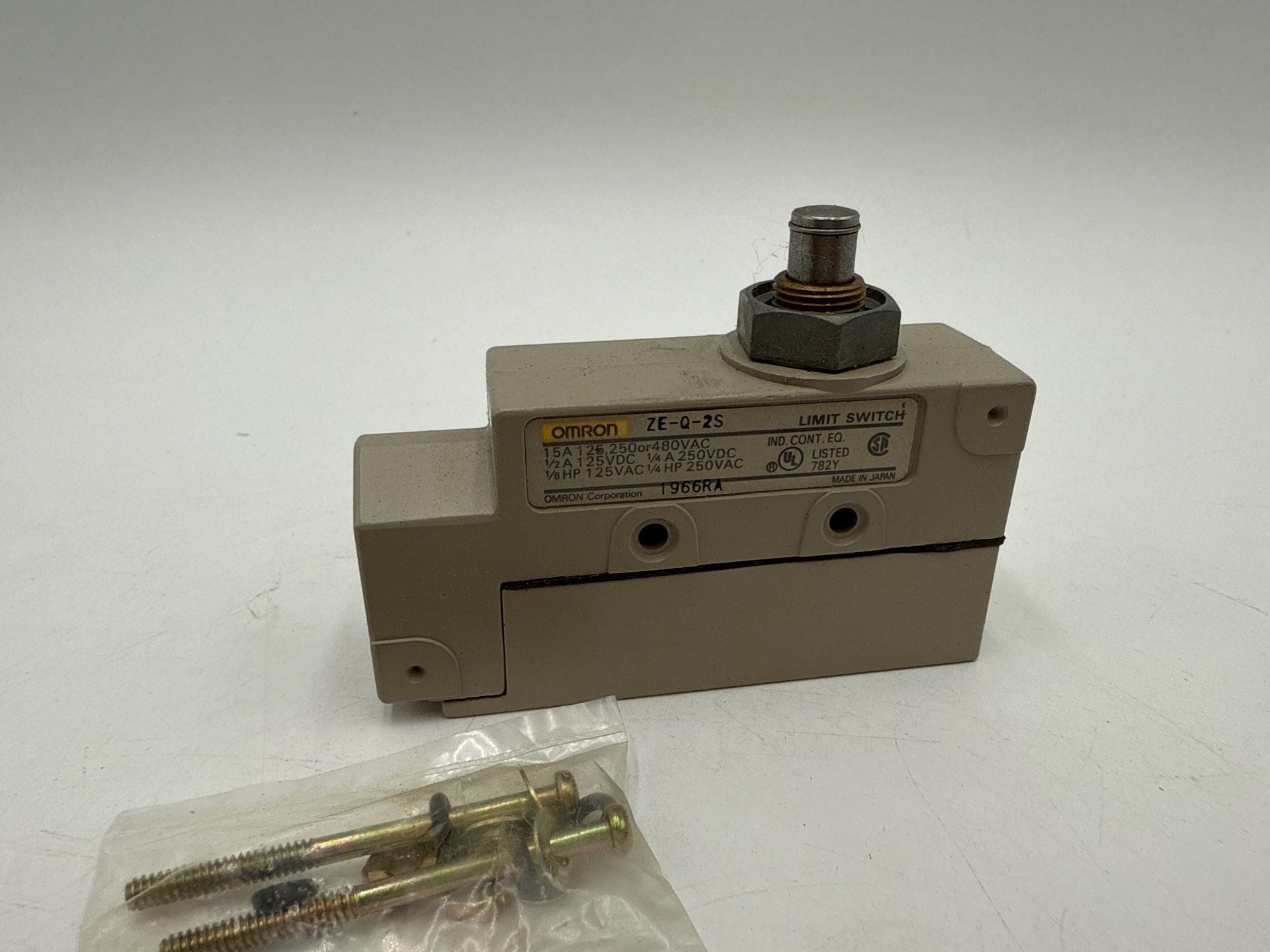 Omron ZE-Q-2S Plunger Style Limit Switch SPDT 15A 480V New