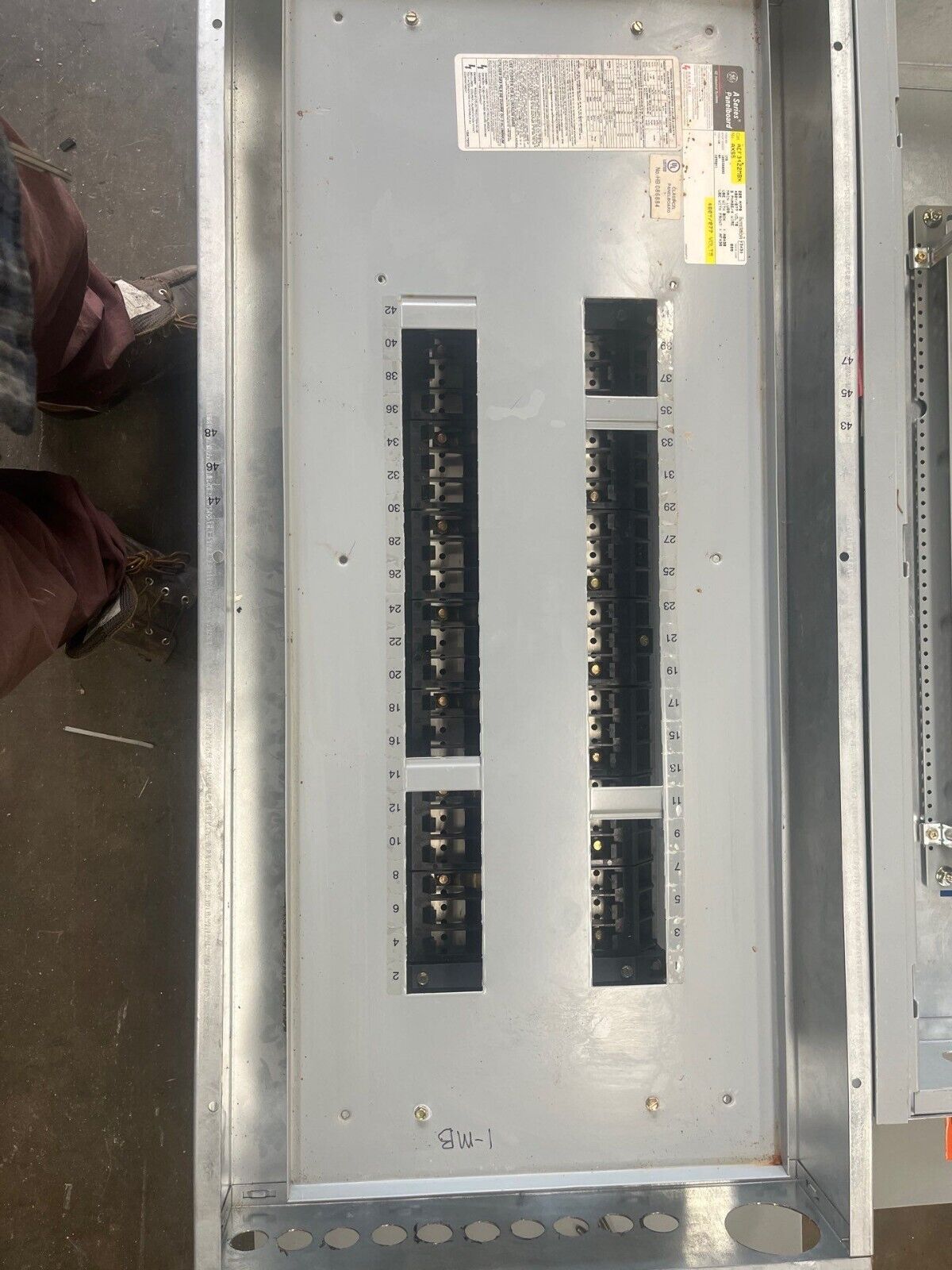 GE AEF3422MBX Panelboard 225A 480/277V 3PH 4W 42 Circuit Indoor Encl AB43B MLO P602 Used