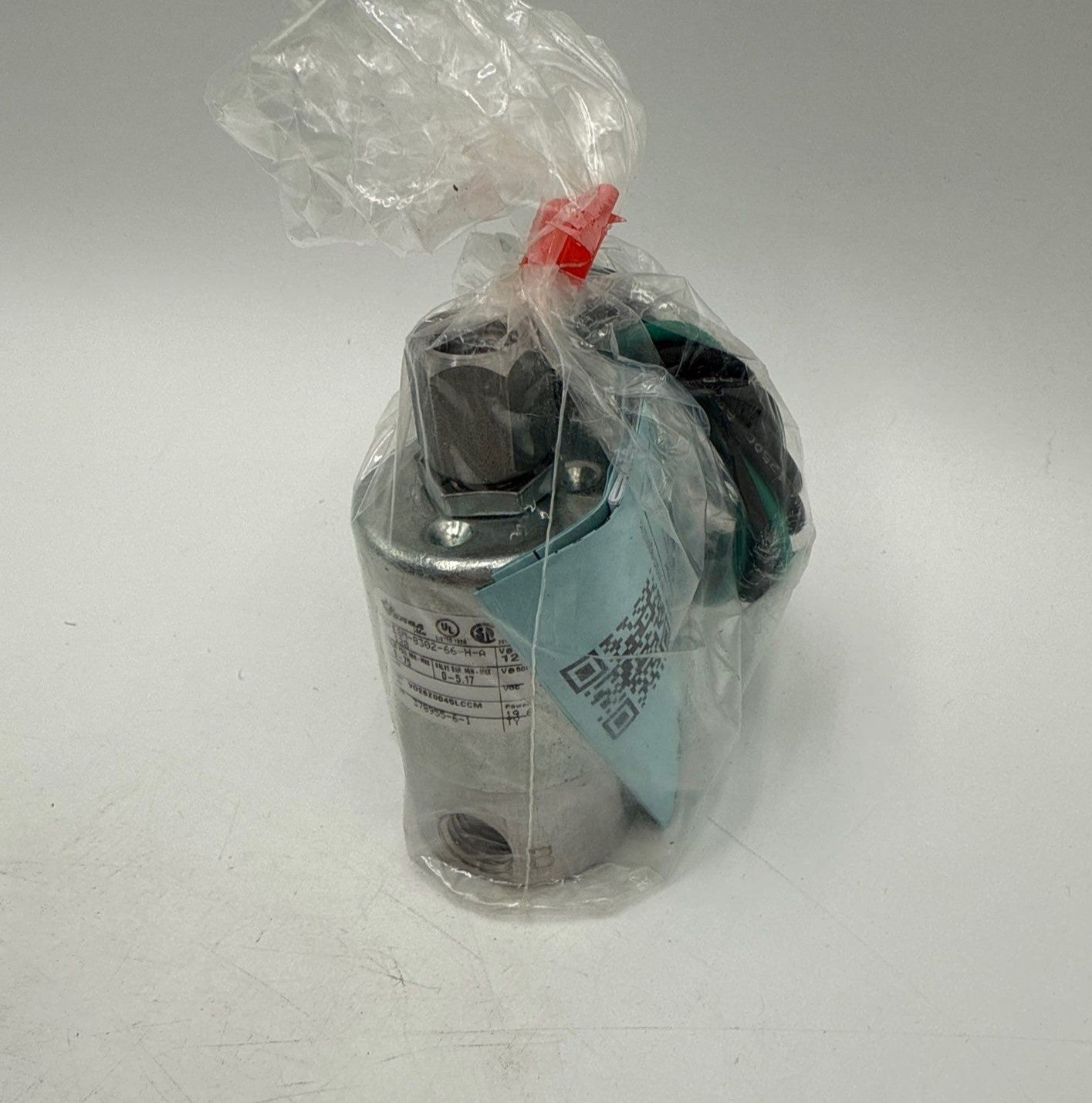 Versa ESM-8302-66-H-A120 Selector Valve Two-Inlet 3-Way 1/4" NPT Stainless New