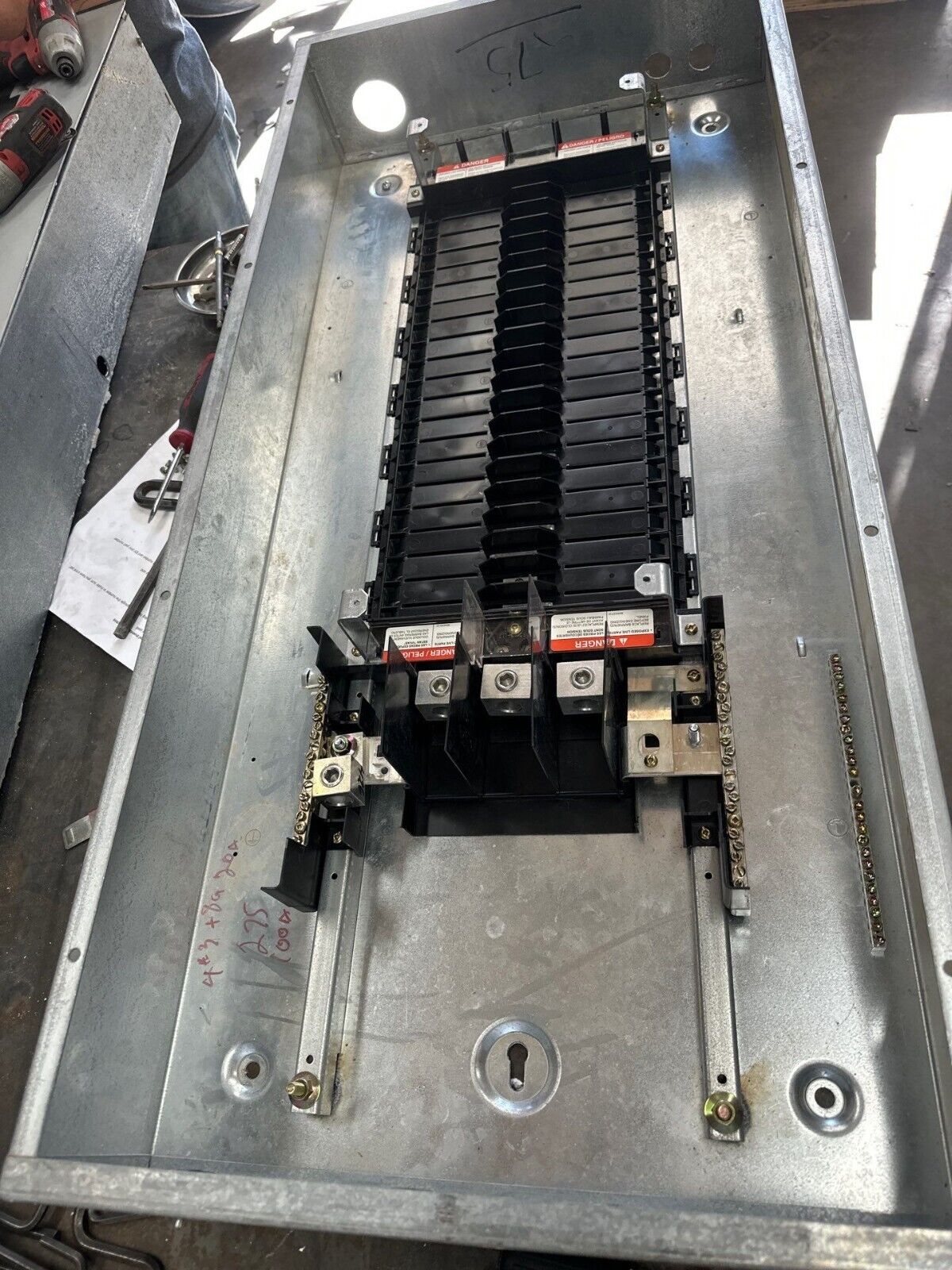 Square D NF MLO Panelboard 250A 600V 3PH 4W 42 Cir Main Lug Panel Indoor Encl P384 Used