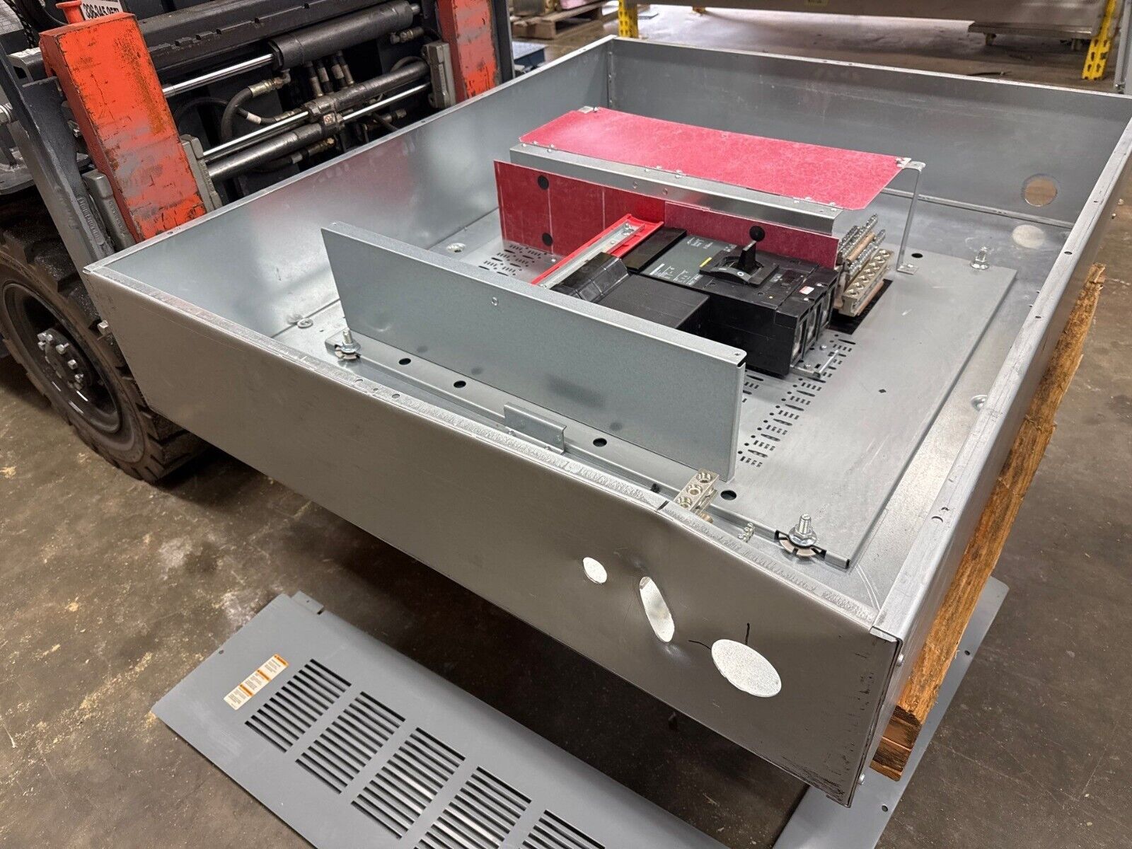 Square D I-Line Panelboard 300A 208/120V 3PH 4W 18 Cir Indoor Encl MCB LA36300 P439 Used