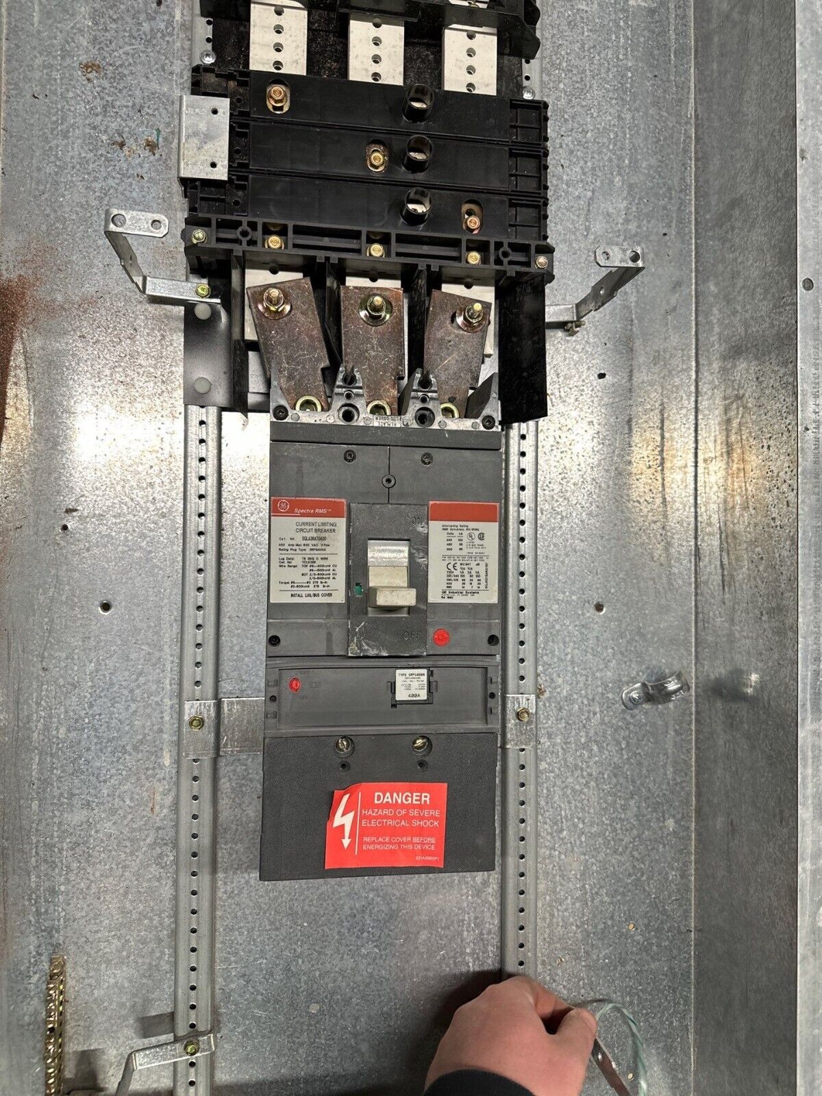 GE AEF3424DBX Panelboard 400A 480Y/277V 3PH 4W 42 Cir Indoor Encl MCB 400 Amp P311 Used