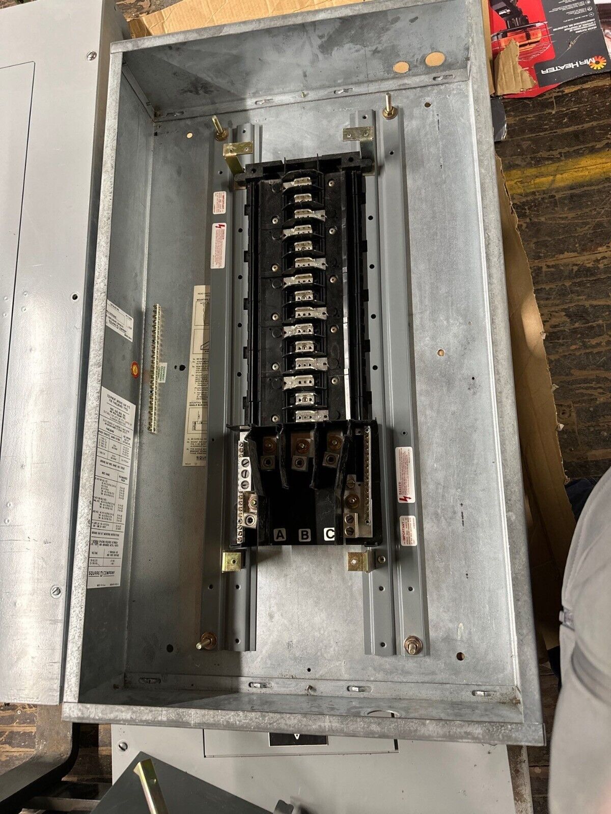 Square D NEHB Panelboard 100A 277/480V 3PH 4W Indoor Encl 30 Cir MLO Main Lug P001 Used