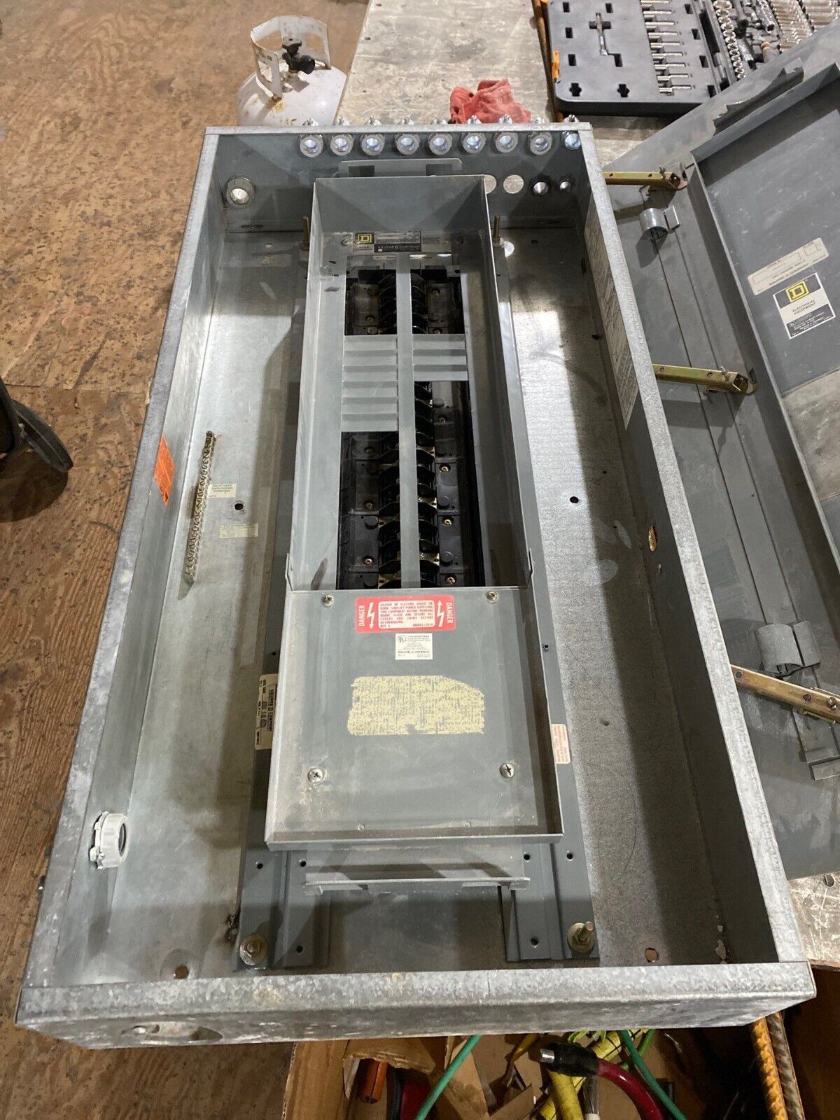 Square D NEHB Panelboard 225A 480/277V 3PH 4W Indoor Encl 42 Cir Main Lug MLO P654 Used