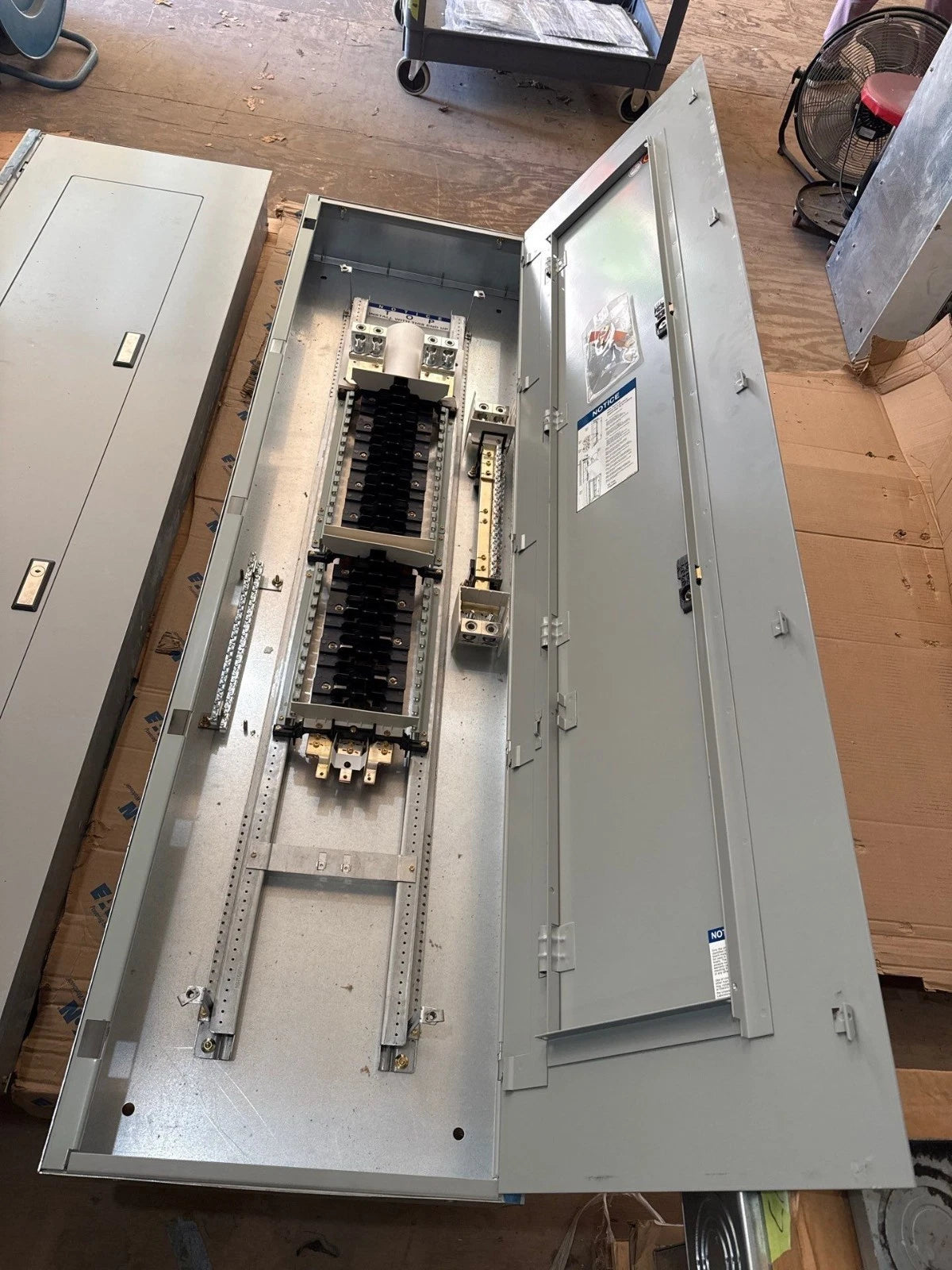 Eaton PRL2A Panelboard 600A 208/120V 3PH 4W MLO Panel 600 Amp 54Cir EZB2072R New New