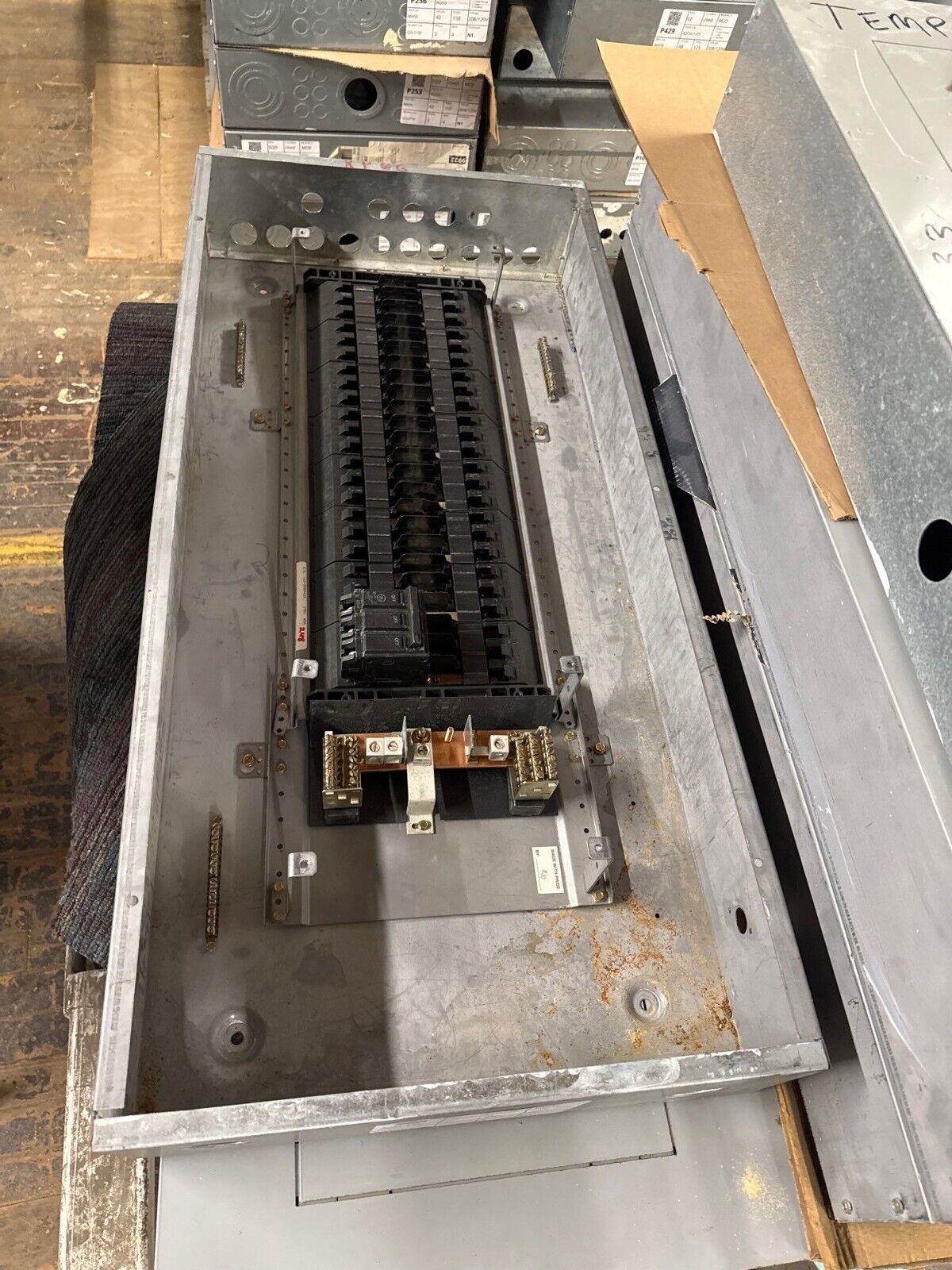 GE AQF3421ABX Panelboard 125A 208Y/120V 3PH 4W 42Space Main THQB32100 MCB Indoor P016 Used