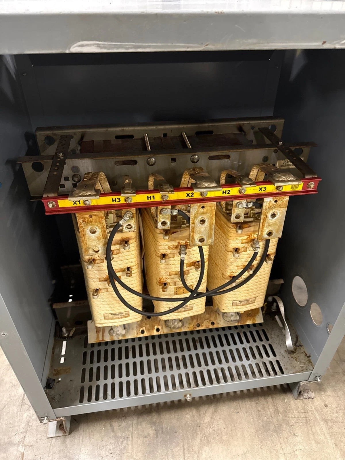 112.5KVA Square D EE112T3H Transformer 3PH Pri 480V Sec 208Y/120V Indoor T281 Used