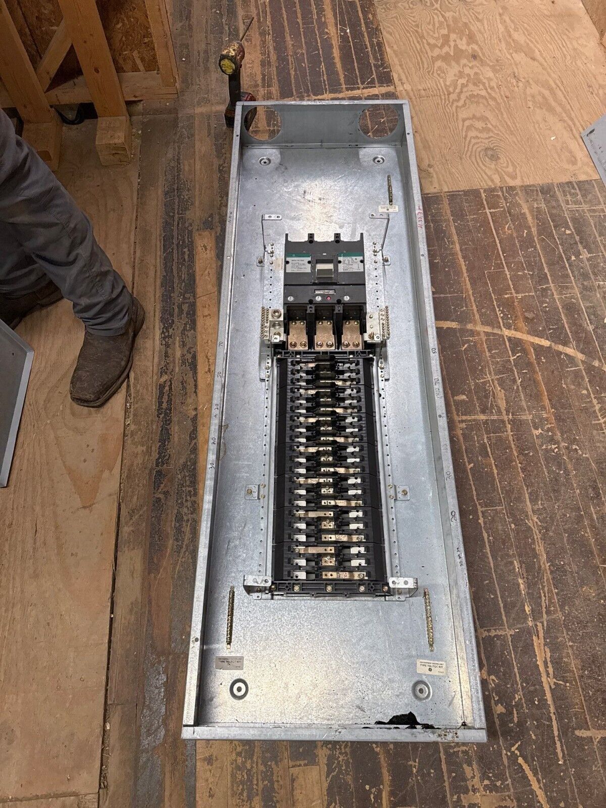 GE AEF3424BT Panelboard 400A 480/277V 3PH 4W Indoor Encl 42 Cir TJJ436400 MCB P021 Used