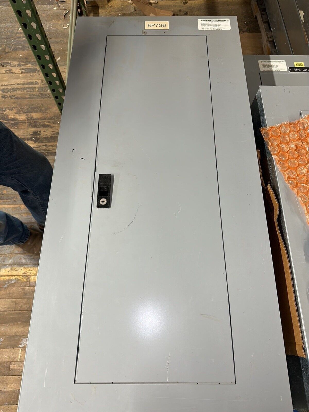 GE AQF3421ABX Panelboard 125A 208Y/120V 3PH 4W 42 CIR Indoor MCB Main THQB32100 P026 Used