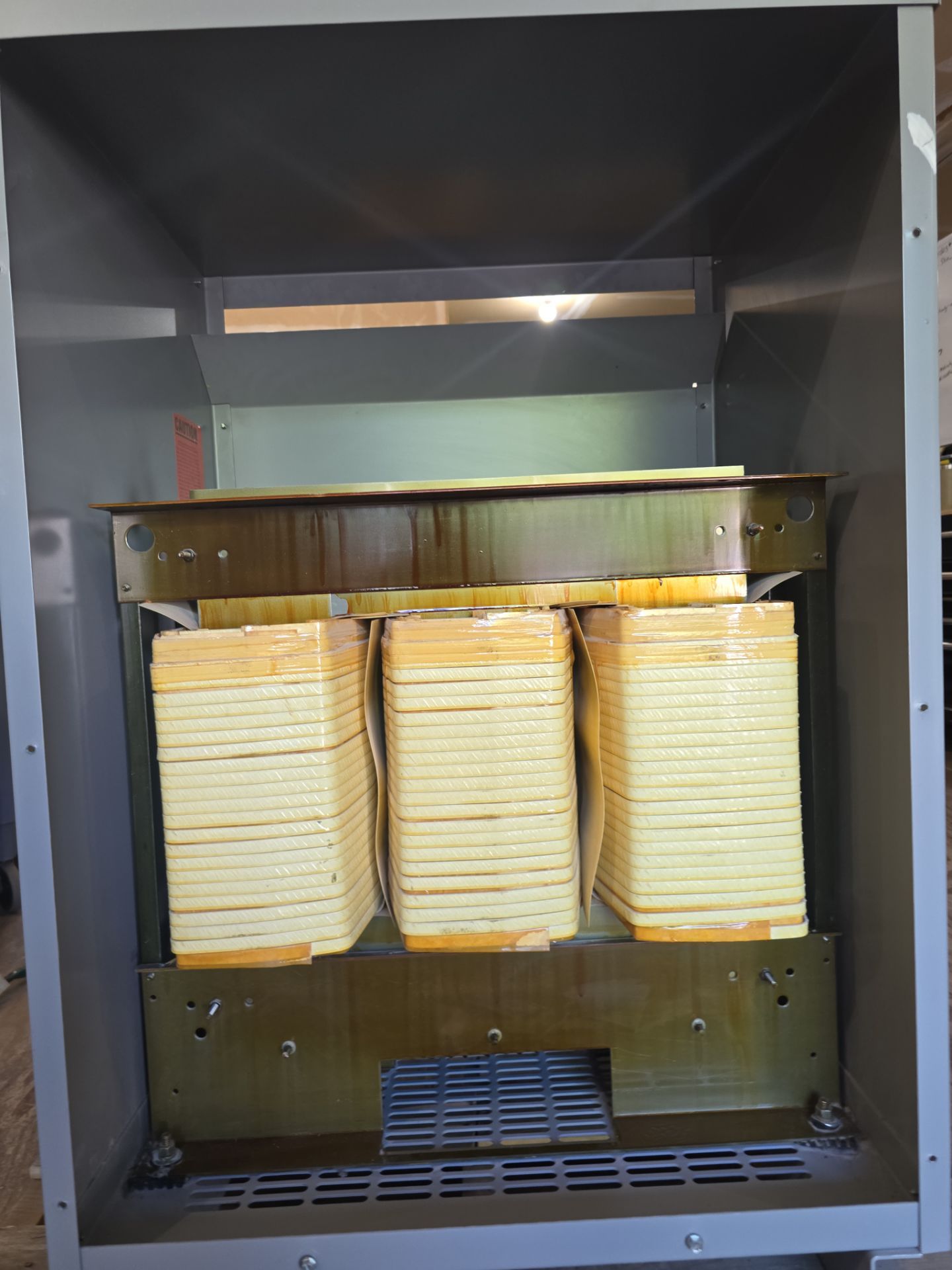 112.5kVA Siemens 3F3Y112 Transformer 3PH Pri 480V Sec 208/120V Indoor T268 Used