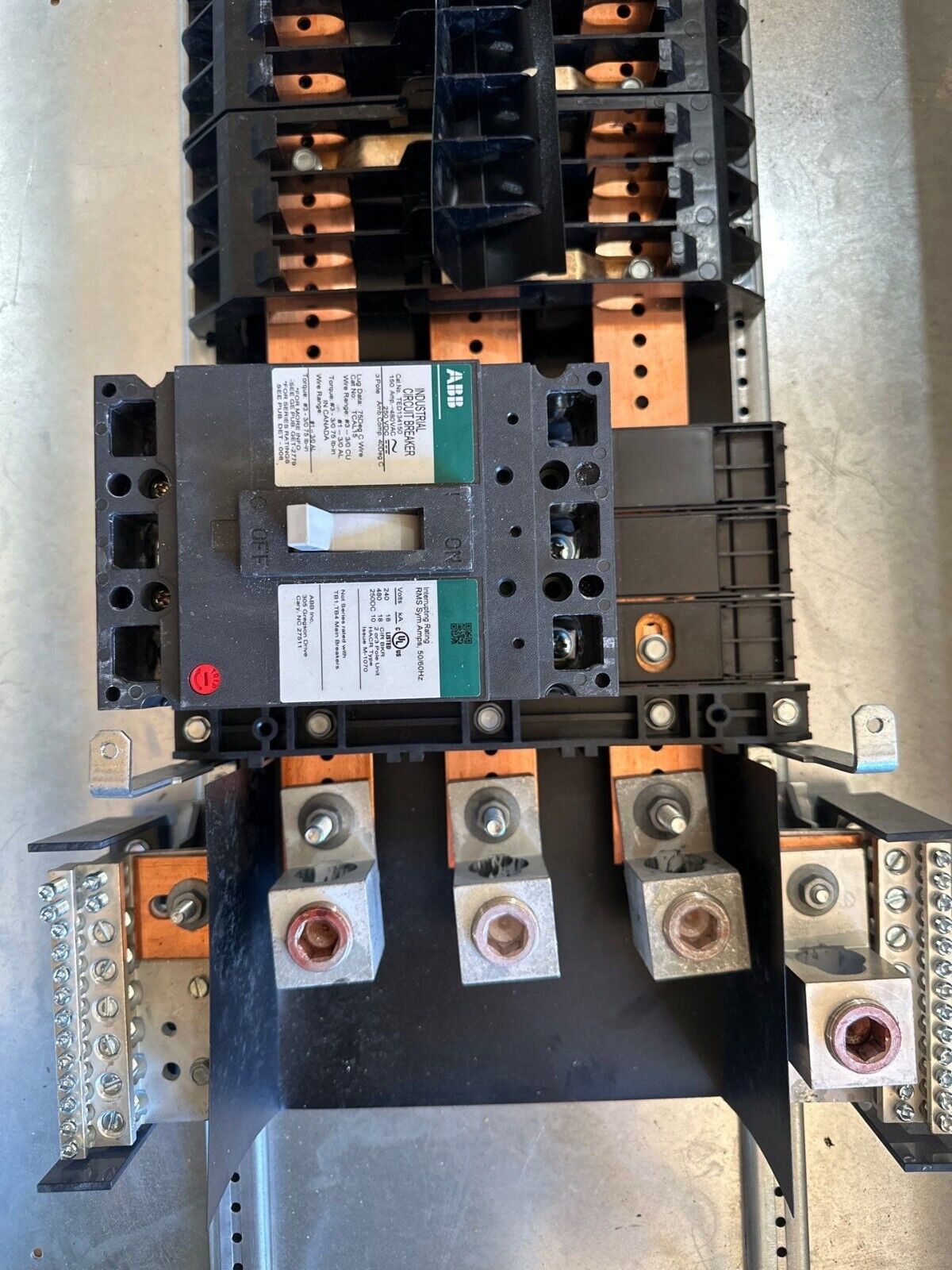 GE AEF3424MBX Panelboard 400A 480/277V 3PH 4W 42 Circuit Indoor Encl AB64B MCB P517 Used