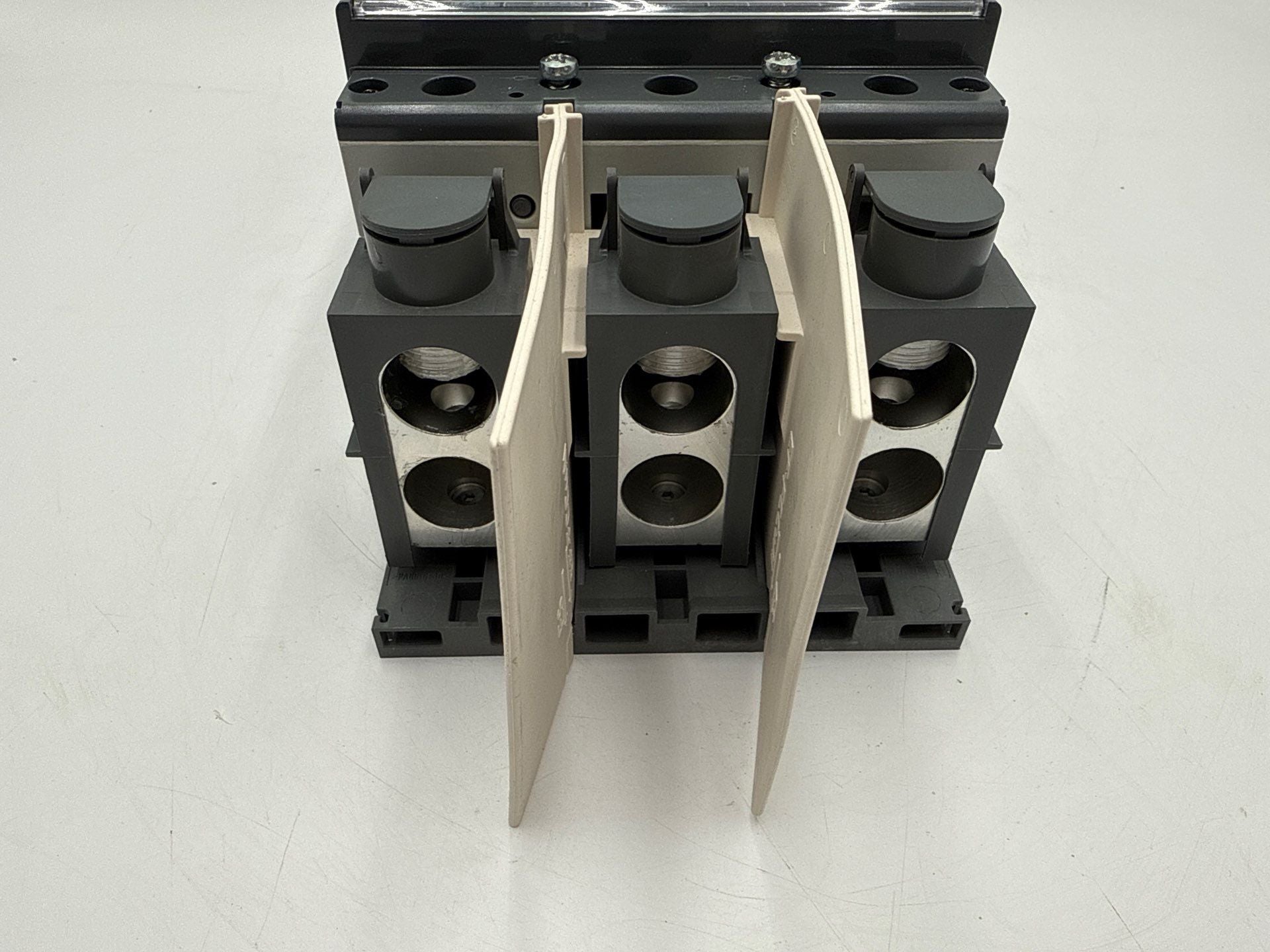 ABB XT5N 600 Tmax XT5NU360BFFF000XXX Circuit Breaker 600A 3P 600V Ekip Dip LSI New