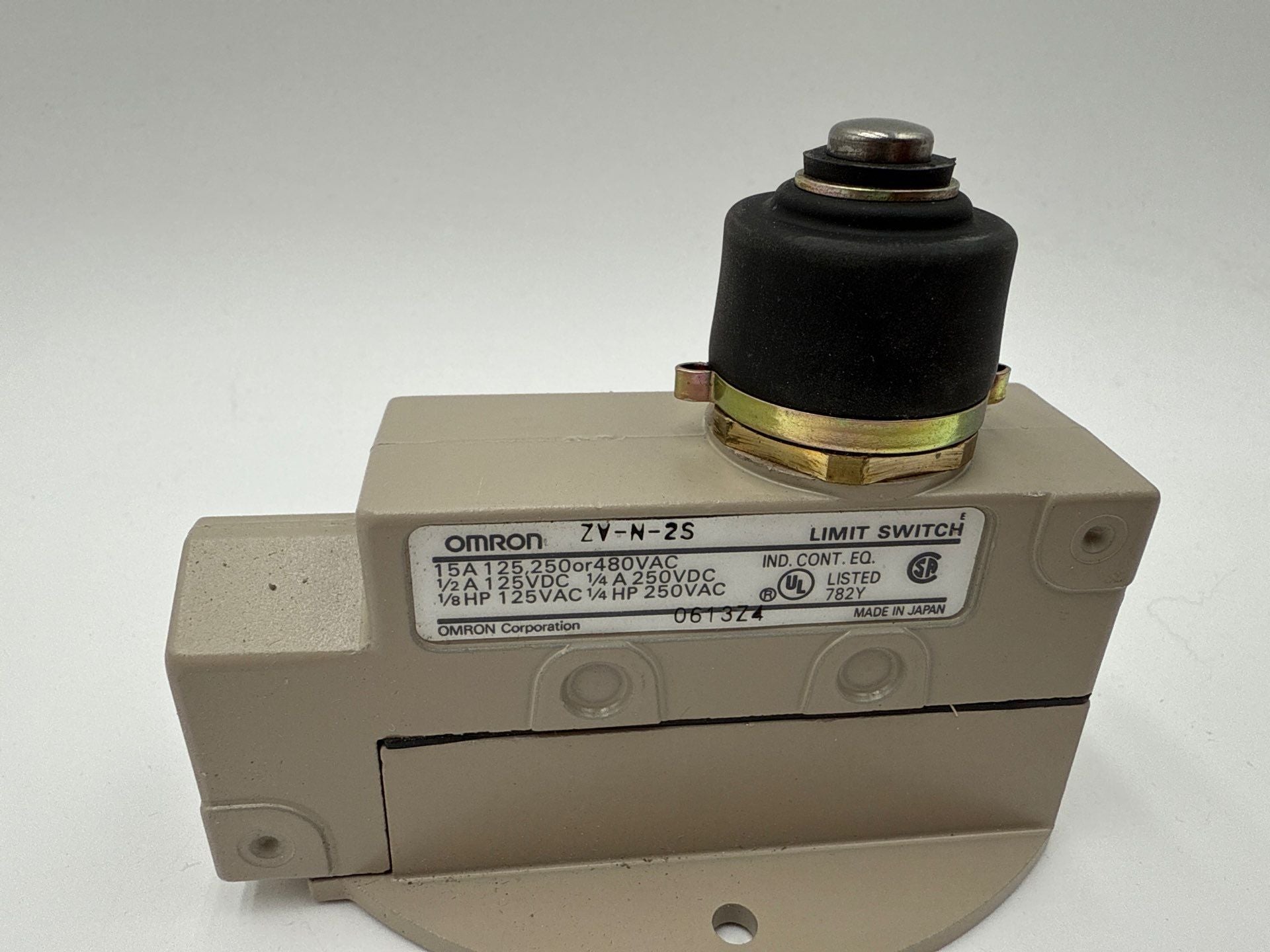 OMRON ZV-N-2S Plunger Limit Switch Precision Enclosed 10A 480V New