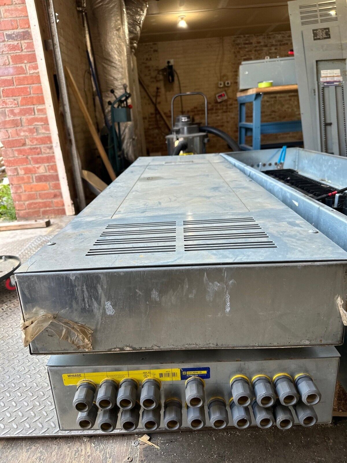 Square D NQ Panelboard 400A 208Y/120V 3PH 4W Indoor Encl 84 Circuit MLO Main Lug P522 Used