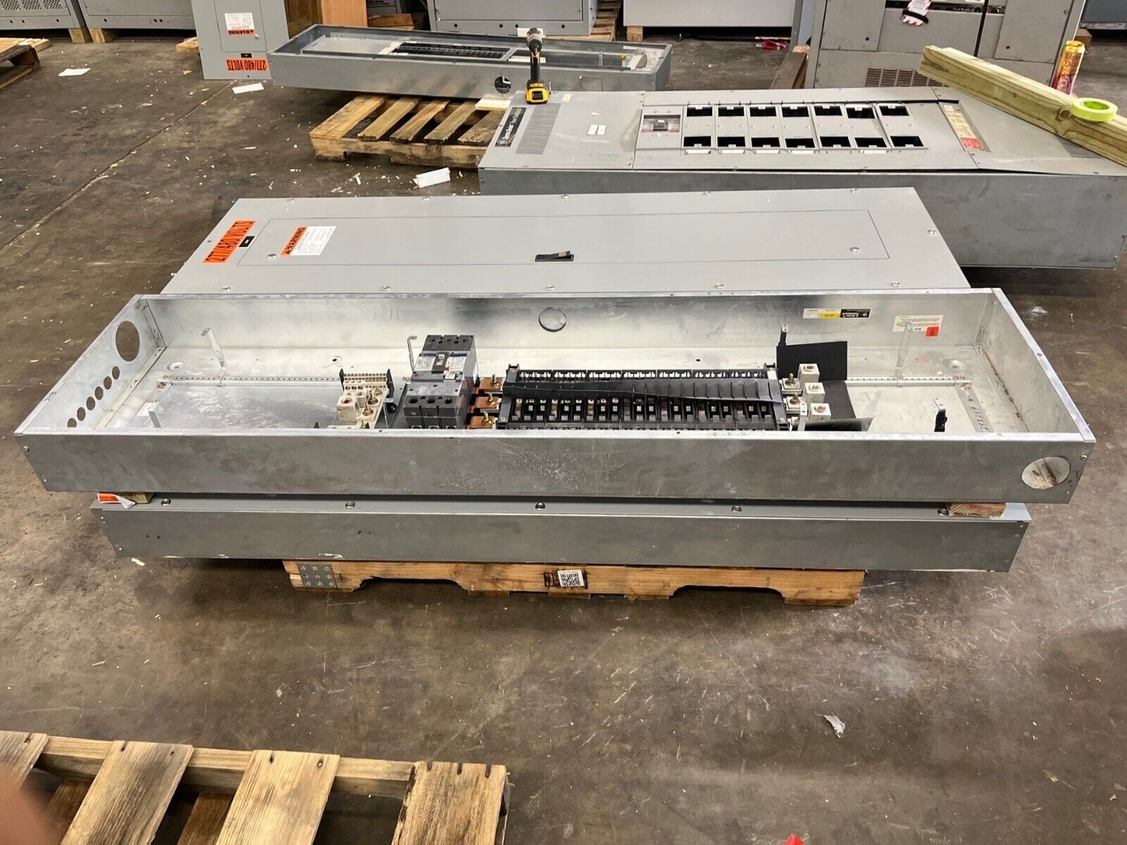 GE AEF3424MBX Panelboard 400A 3PH 480/277V 4W Indoor Encl MLO 42Cir SFHA36AT0250 P588 Used