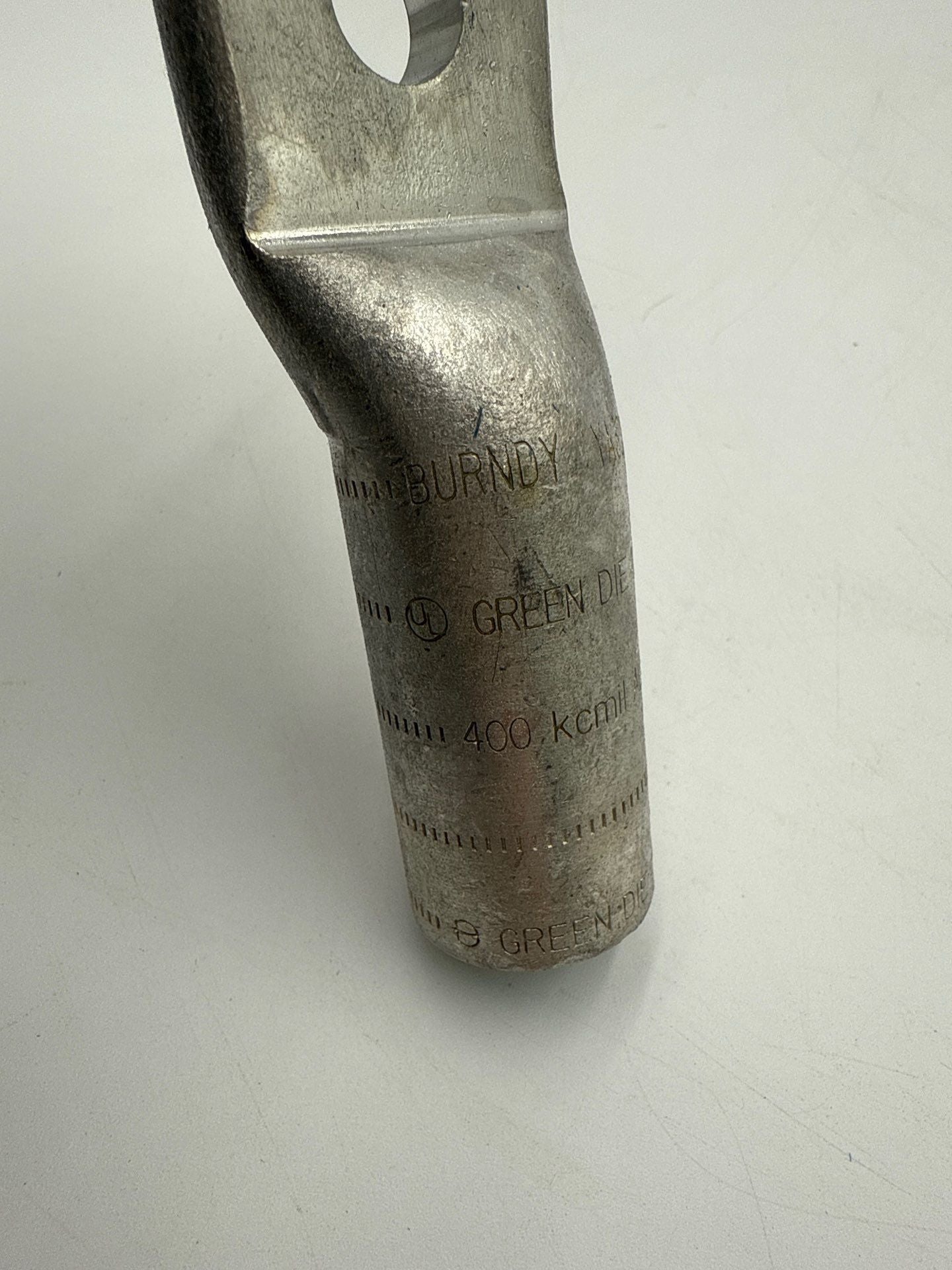 Burndy YA32A3 Compression Lug 2-Hole 400 kcmil Green Die 472 Stud 1/2 Inch New