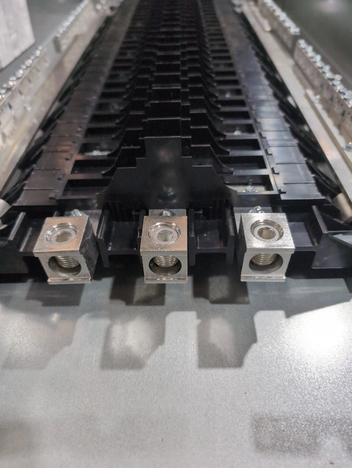 Siemens P1 Panelboard 250A 480/277V 3PH MLO Panel 250 Amp 54 Cir P1E54ML250ATST New