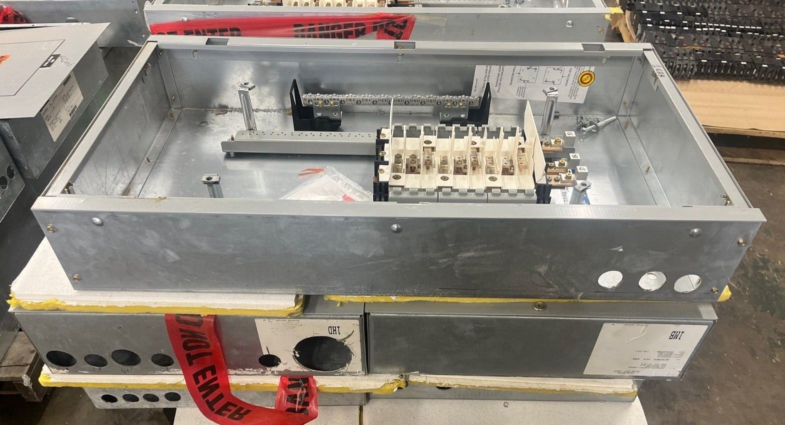 Eaton PRL2A Panelboard 100A 480/277V 3PH 4W Indoor Encl 18 Circuit MLO EZB2036R P576 Used