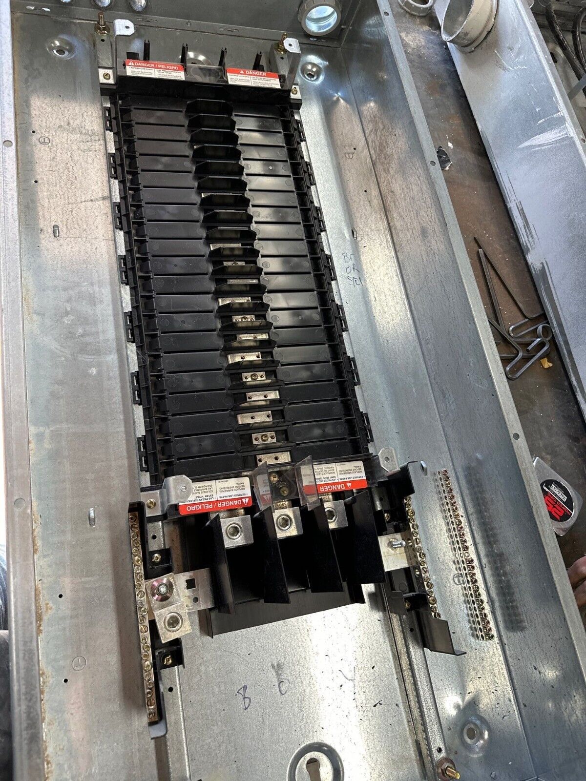 Square D NF Panelboard 250A 600V 3PH 4W MLO 42 Cir Main Lug Indoor NEMA 1 250Amp P368 Used