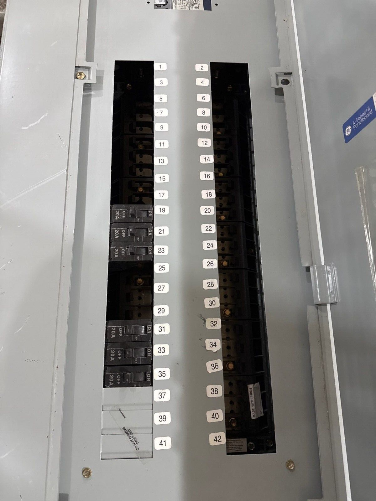 GE AEF3424KBX Panelboard 400A 208/120V 3PH 4W 42Cir Indoor Encl MCB SGHA36AT0400 P240 Used