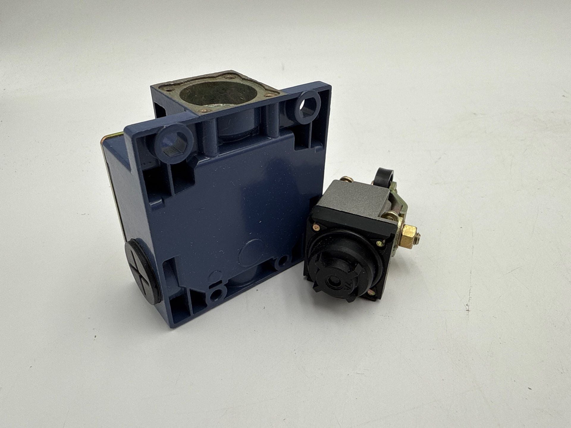 Telemecanique XCKM115 Limit Switch Metal Body Rotary Head w Roller Lever New