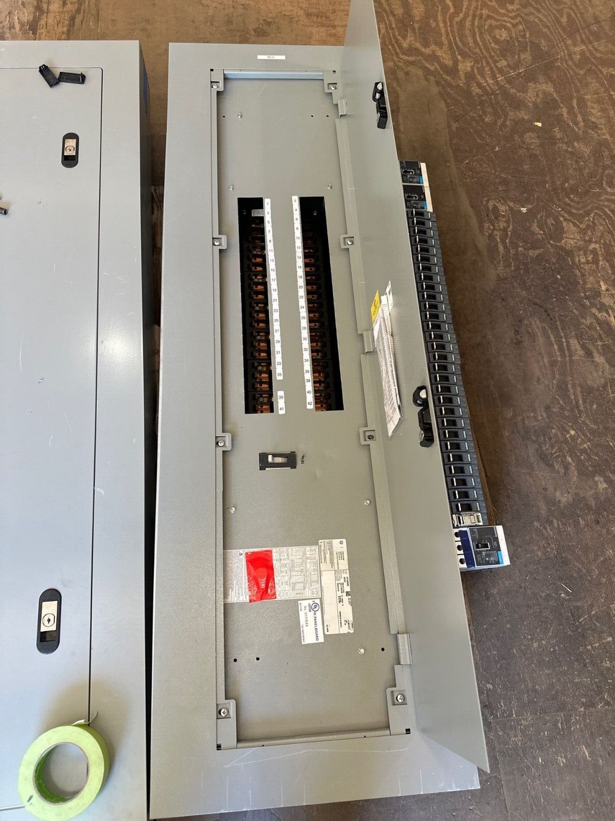 GE AEF3426MBX Panelboard 600A 480/277V 3PH 4W 42 Circuit Indoor Encl AB64B MCB P519 Used