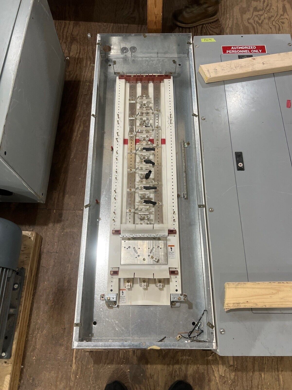 CH PRL3A Panelboard 100A 480/277V 3PH 4W 42 Cir MLO Main Lug Indoor 100 Amp P680 Used