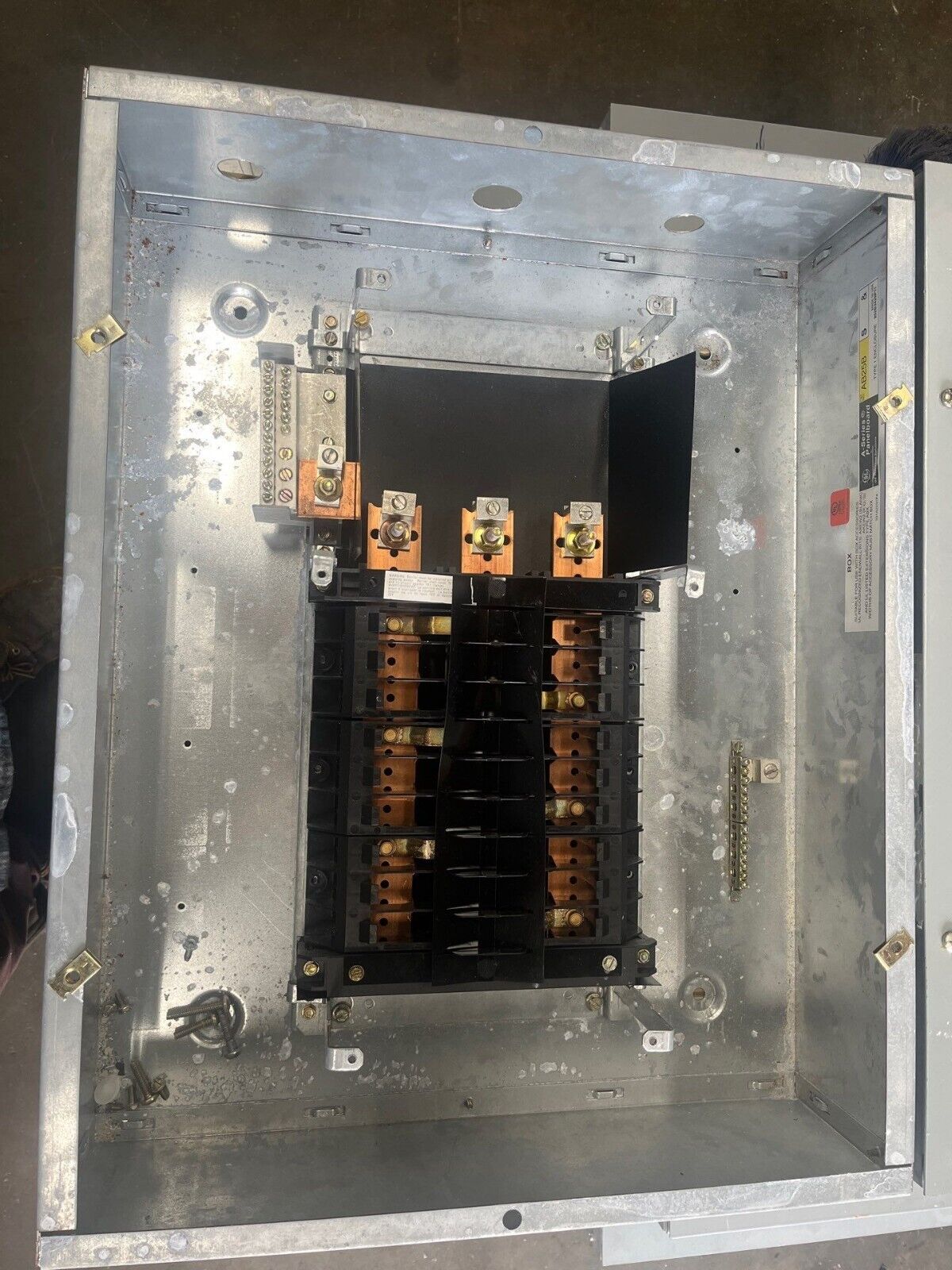 GE AEF3181MTX Panelboard 125A 480/277V 3PH 4W Indoor Encl 18 Circuit MLO 125 Amp P607 Used