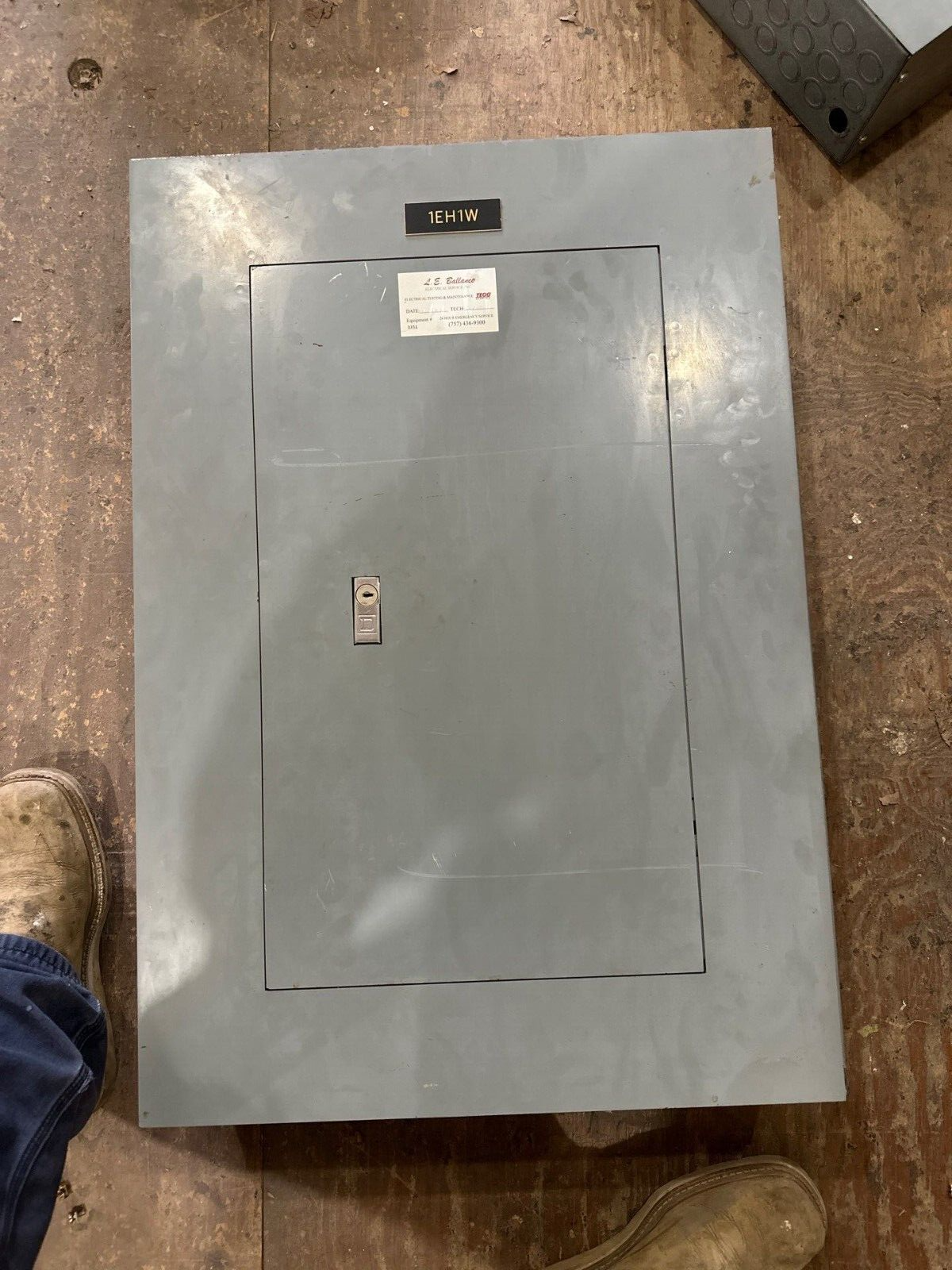 Square D NEHB Panelboard 125A 480Y/277V 3PH 4W Indoor Encl 18 Cir MLO Main Lug P482 Used